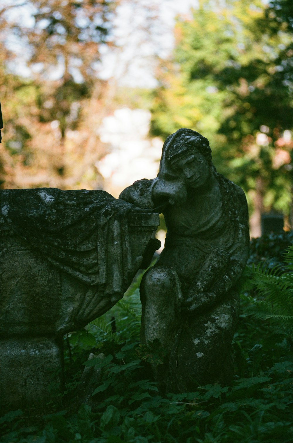 uma estátua de uma pessoa beijando outra estátua