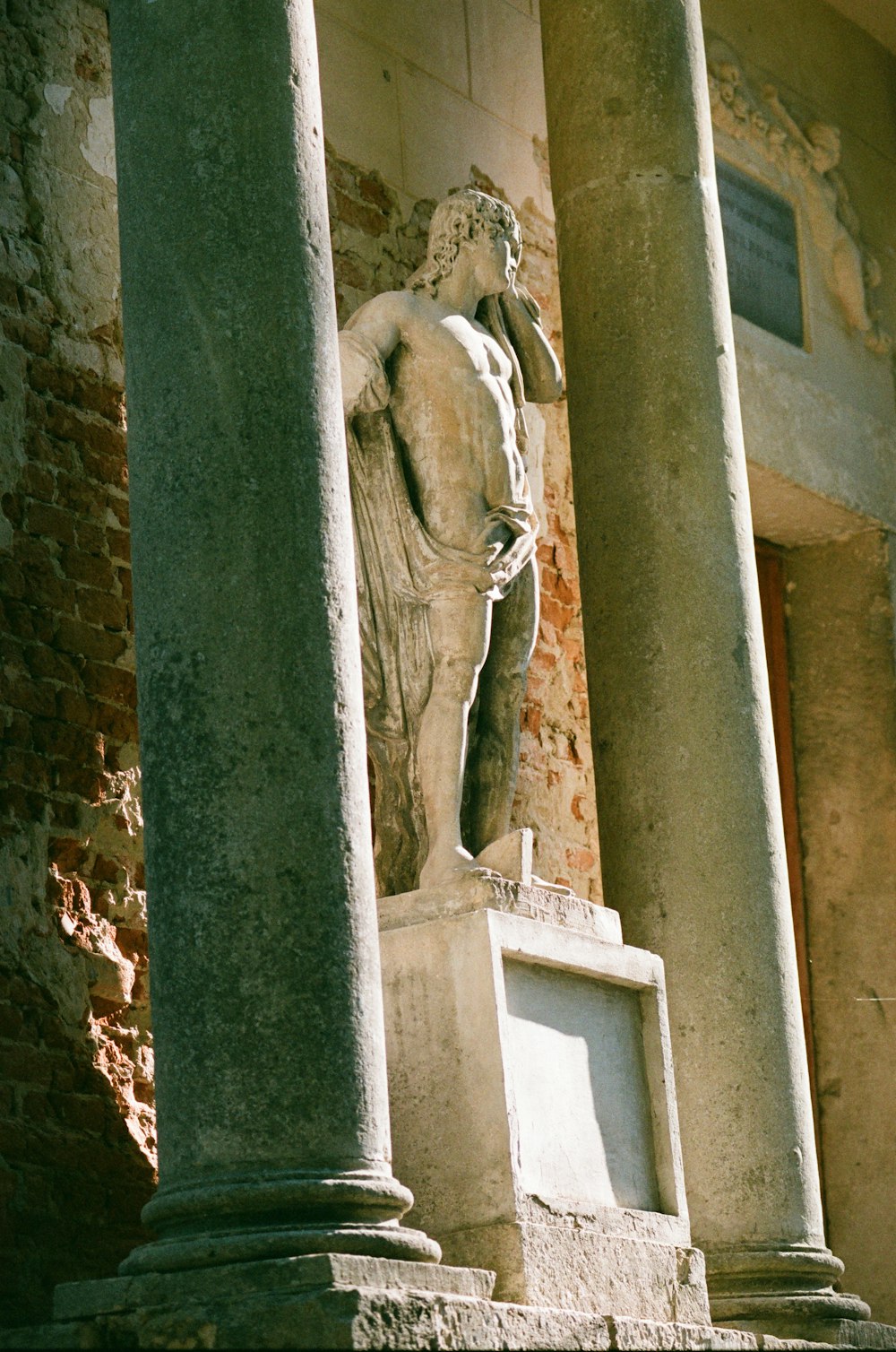 a statue of an elephant is on the side of a building