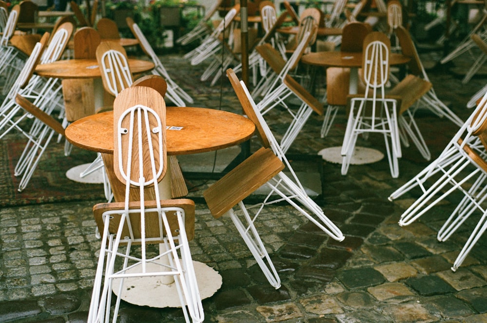 a bunch of chairs that are next to each other