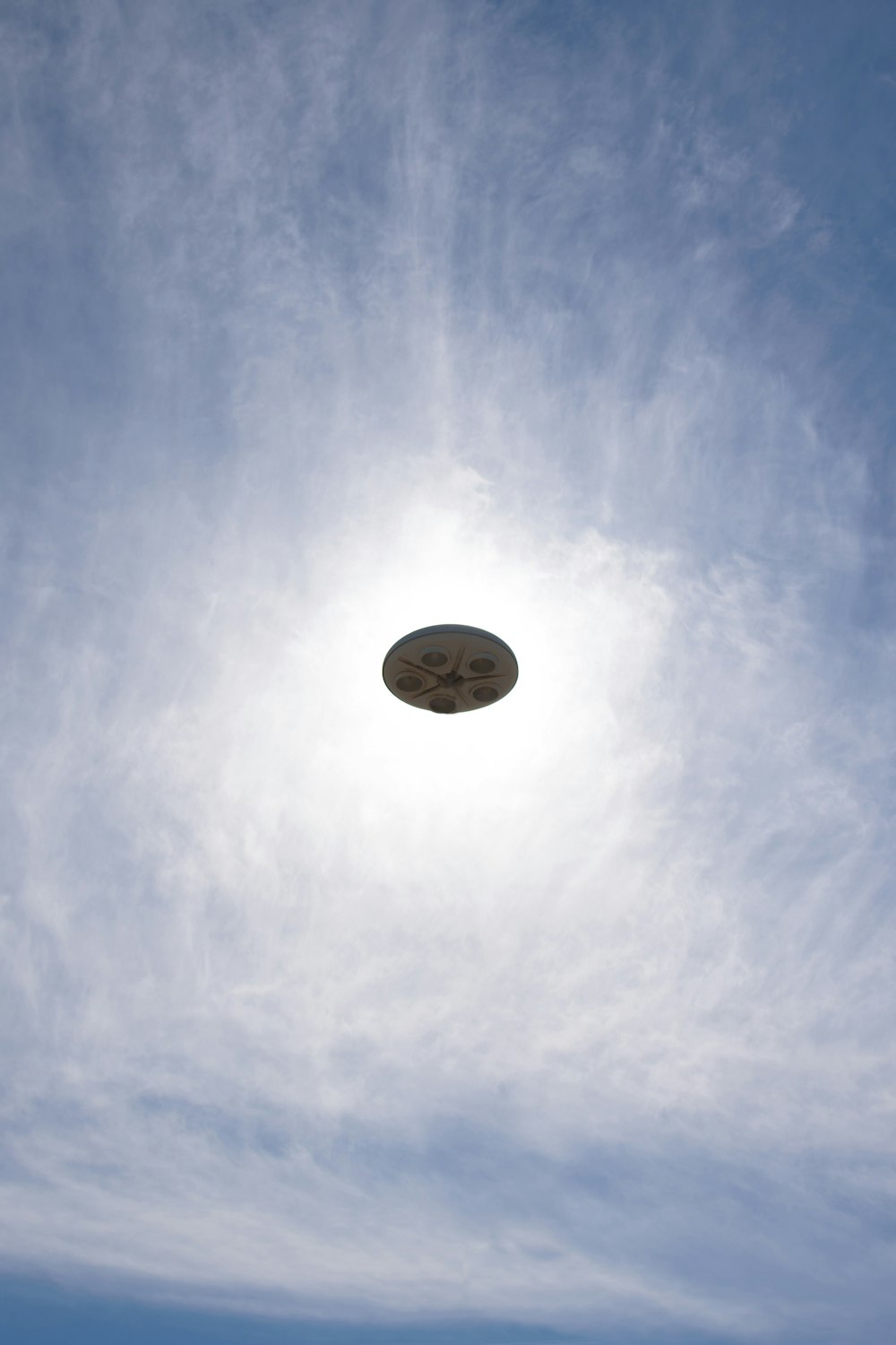 Un frisbee che vola nell'aria con un cielo blu sullo sfondo