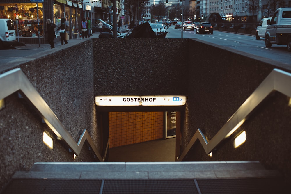 una entrada a una estación de metro con un letrero encima