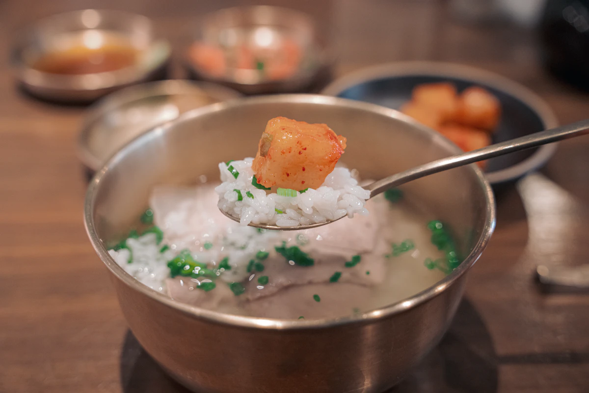 Thìa múc canh haejangguk đầy ắp giá đỗ và thịt