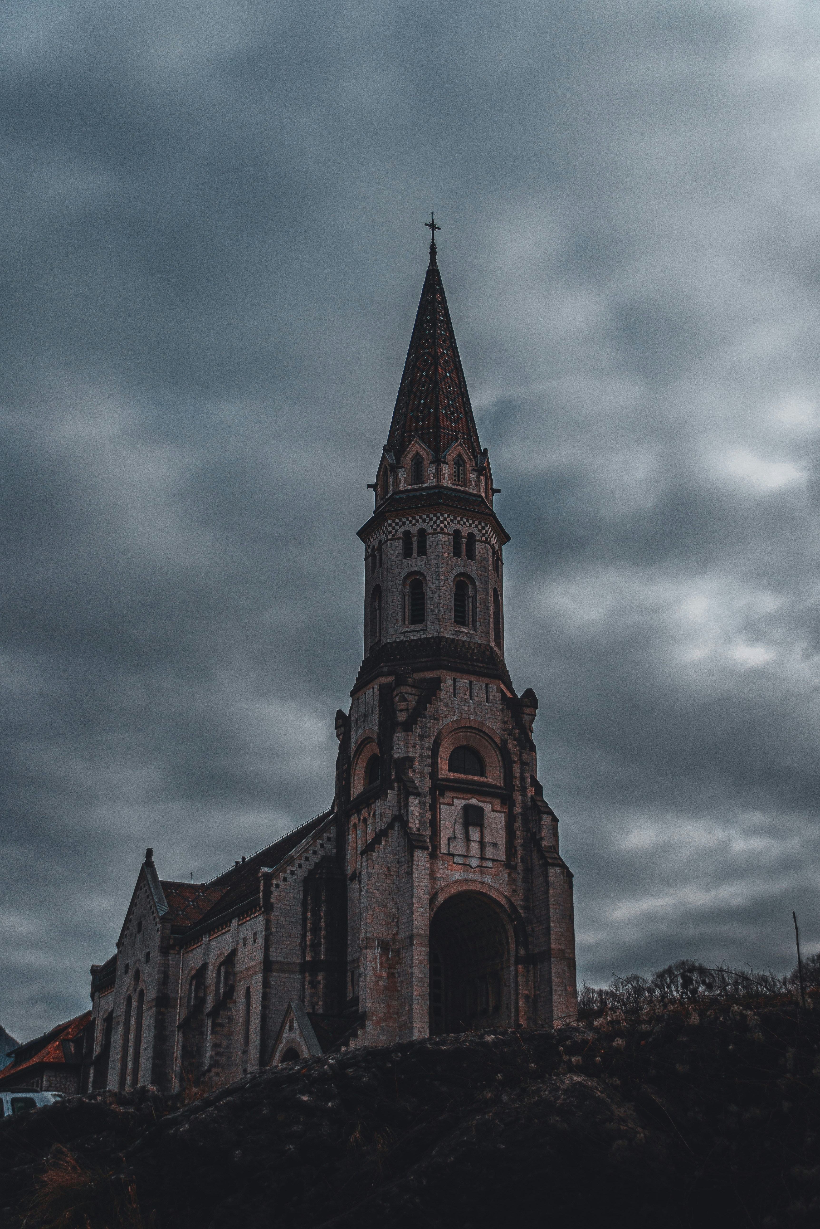 Una antigua iglesia con un campanario en un día nublado