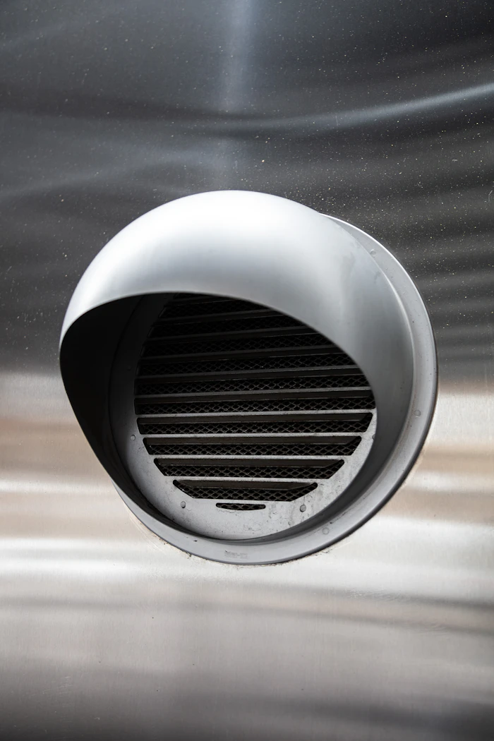 Ceiling air vent grille in a well-ventilated living space