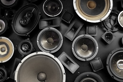 a bunch of speakers that are sitting on a table