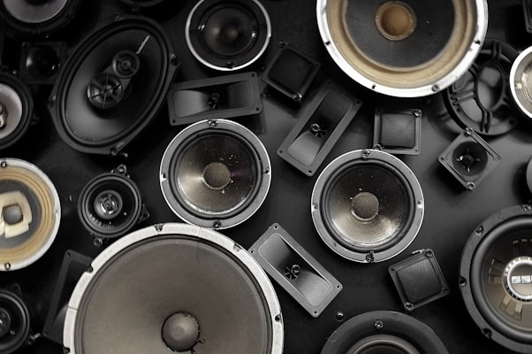 a bunch of speakers that are sitting on a table