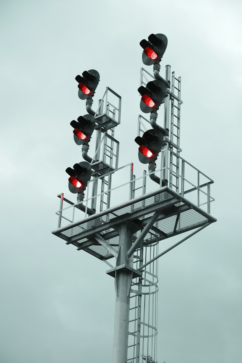 a traffic light with red lights on top of it