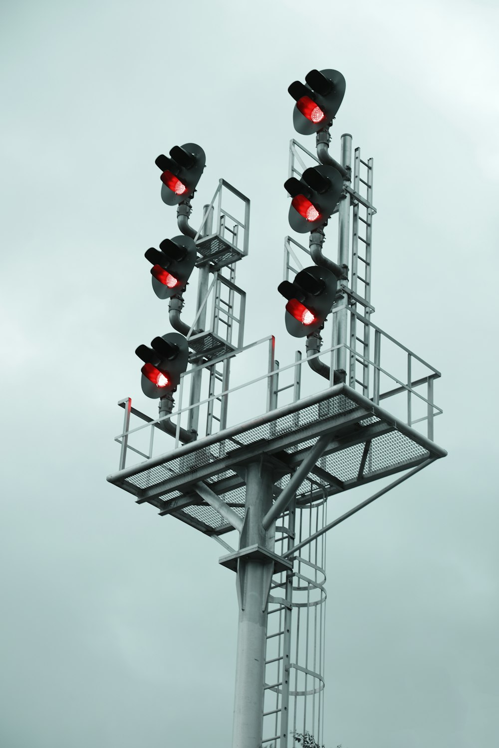 un semáforo con luces rojas encima