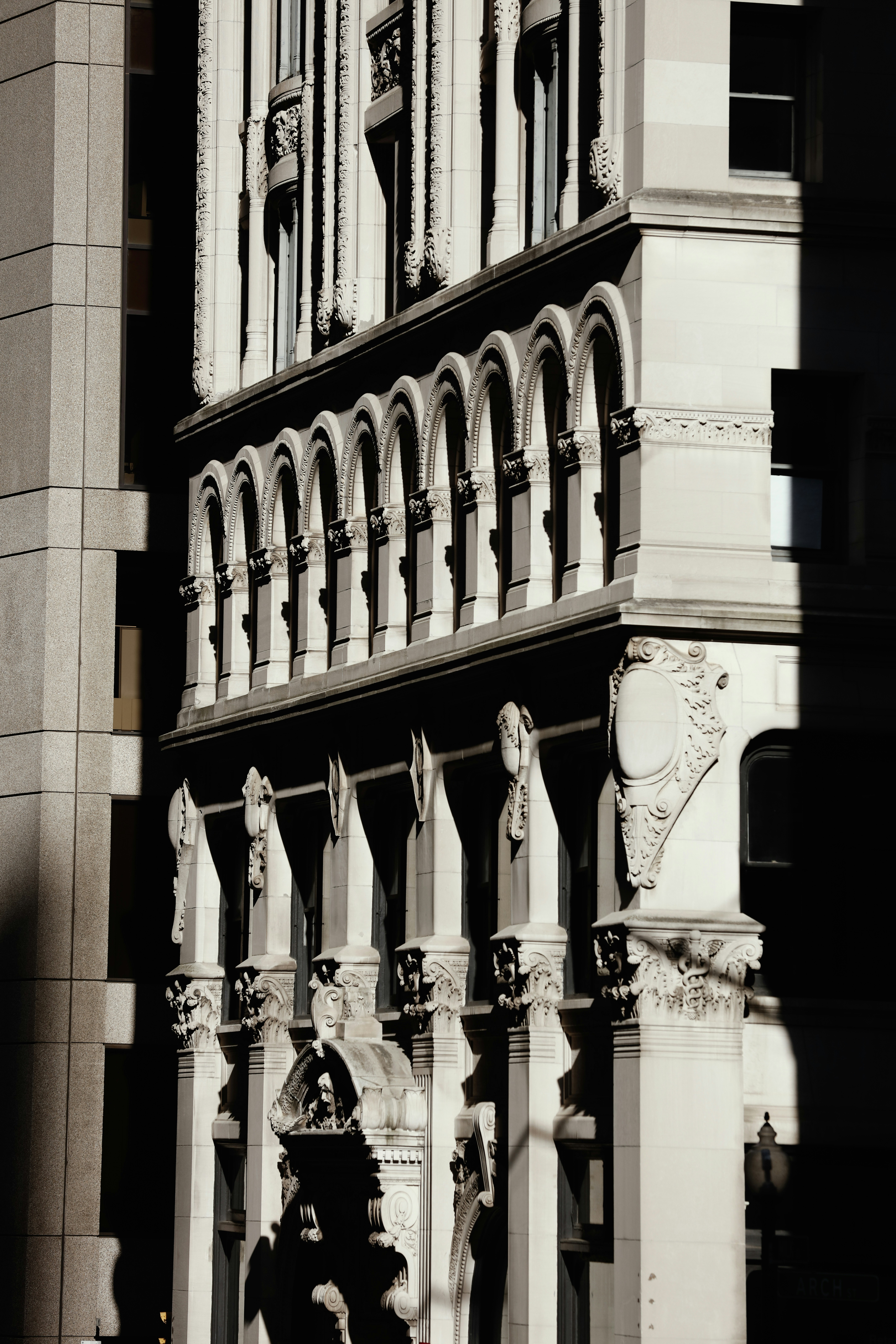 Ein Schwarz-Weiß-Foto eines hohen Gebäudes