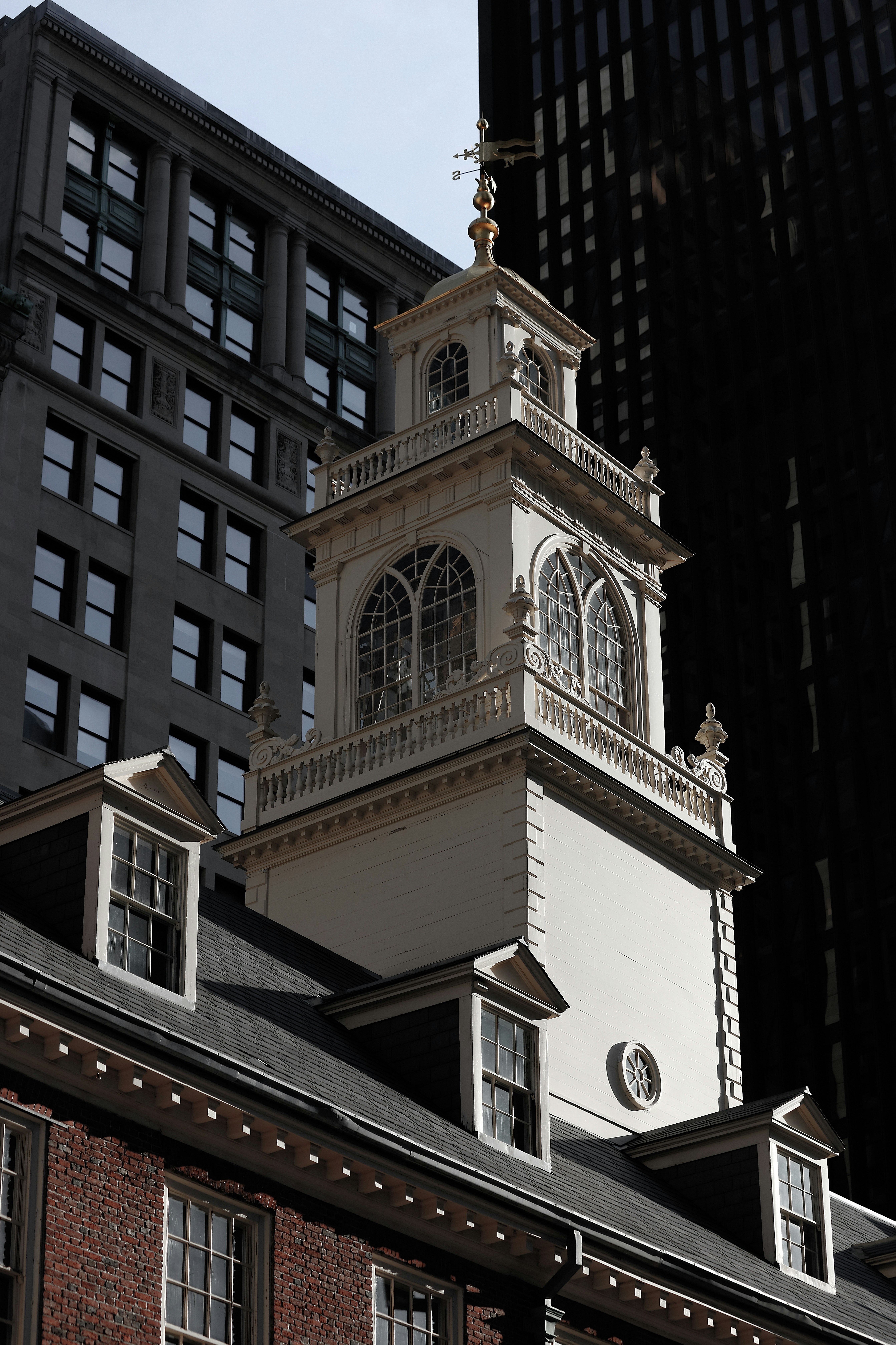 Ein Uhrturm auf einem Gebäude in einer Stadt