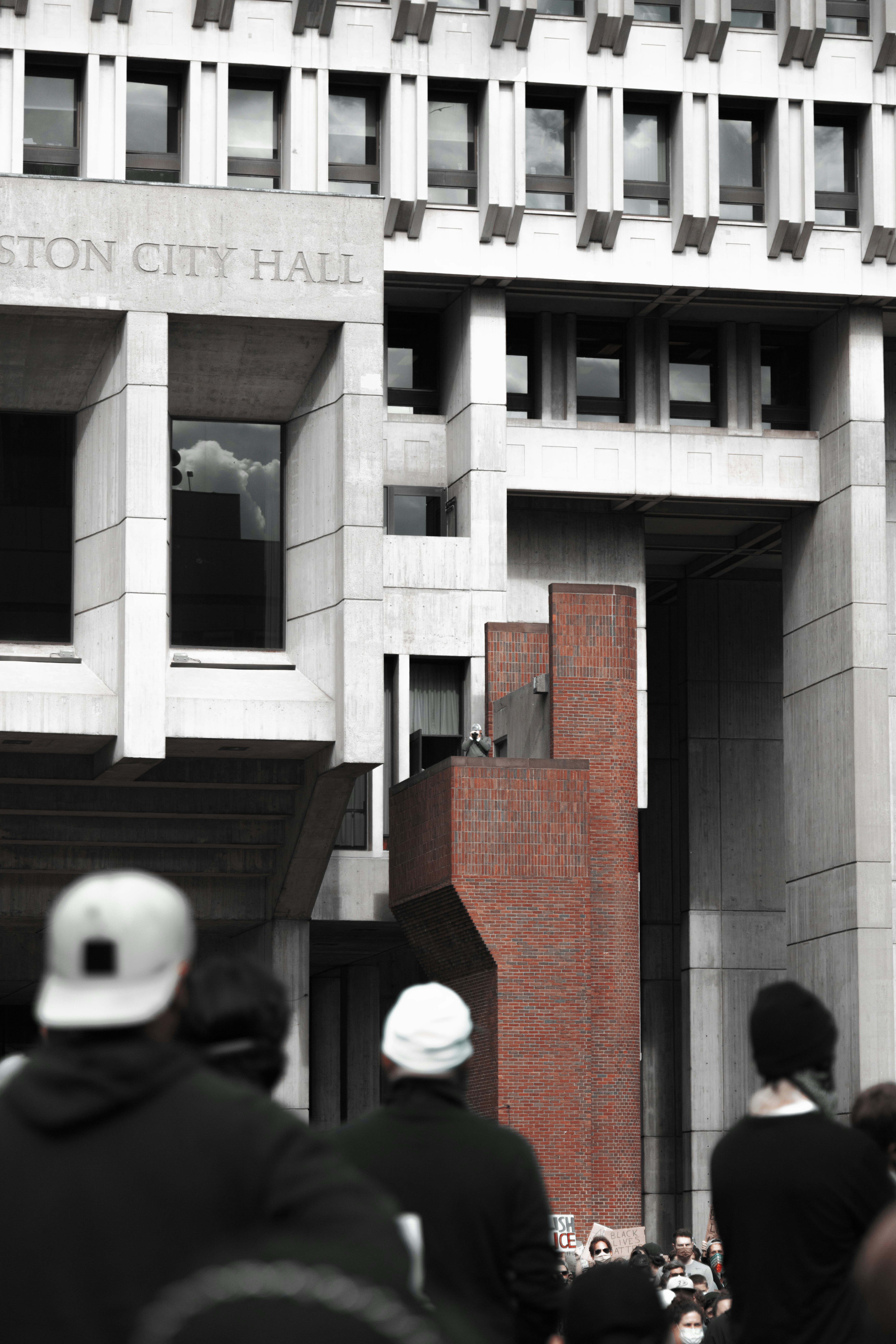 Eine Gruppe von Menschen, die vor einem Gebäude stehen