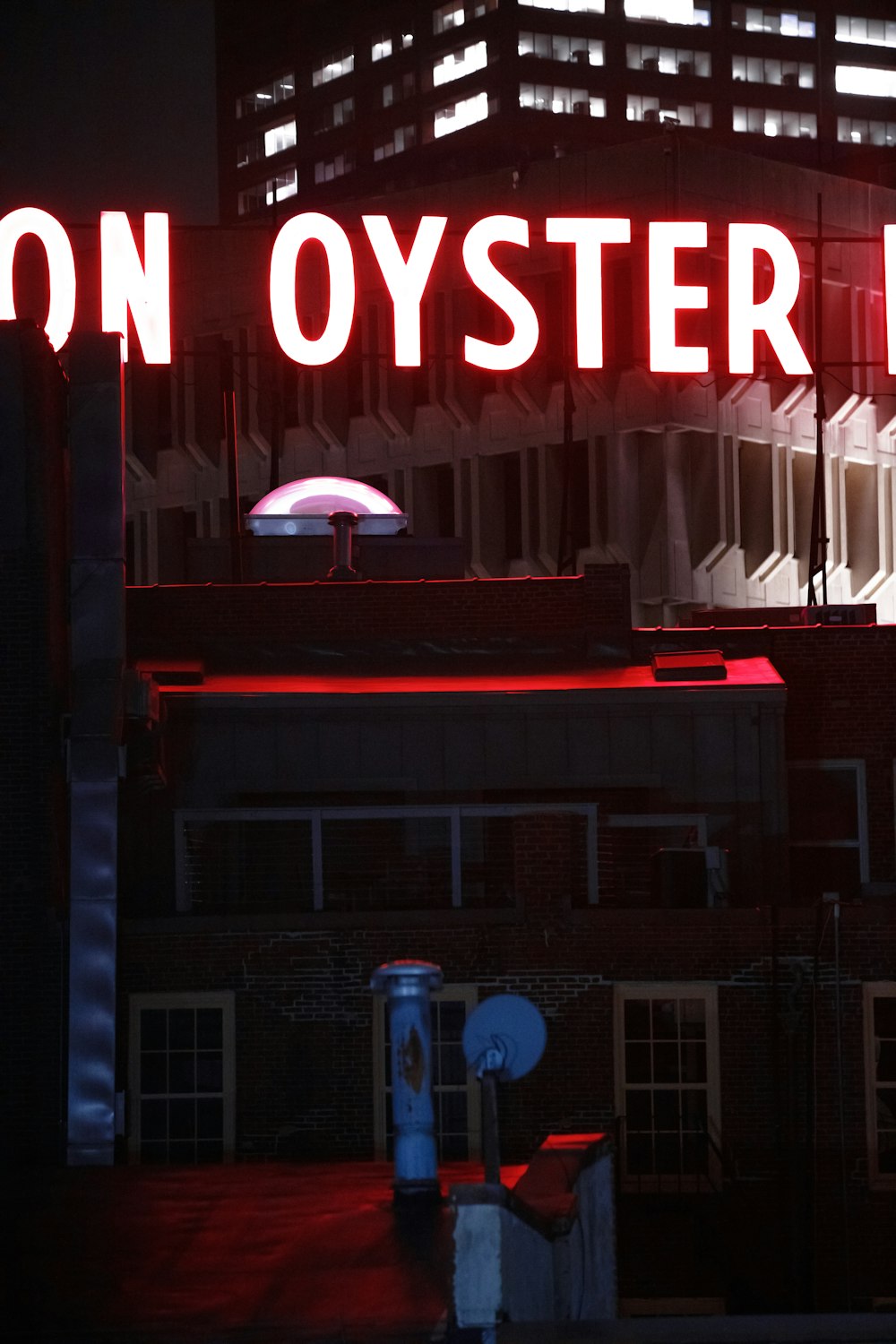 um sinal de néon que lê na pista de ostras