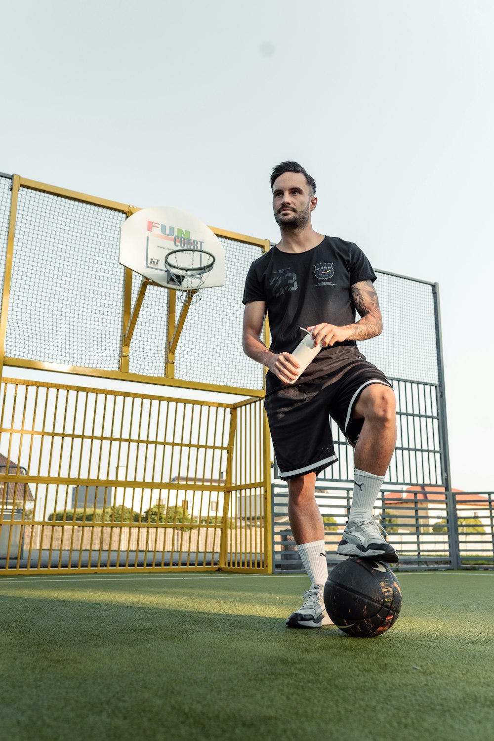 Un homme debout sur un ballon de football photo – Photo Allemagne