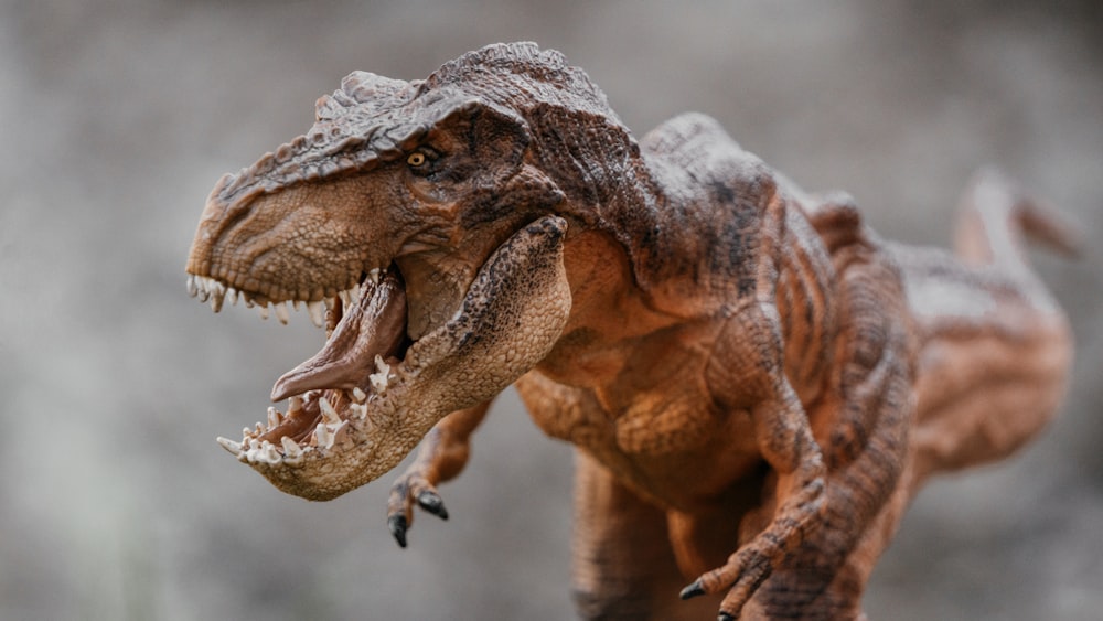Un primo piano di un dinosauro giocattolo con la bocca aperta