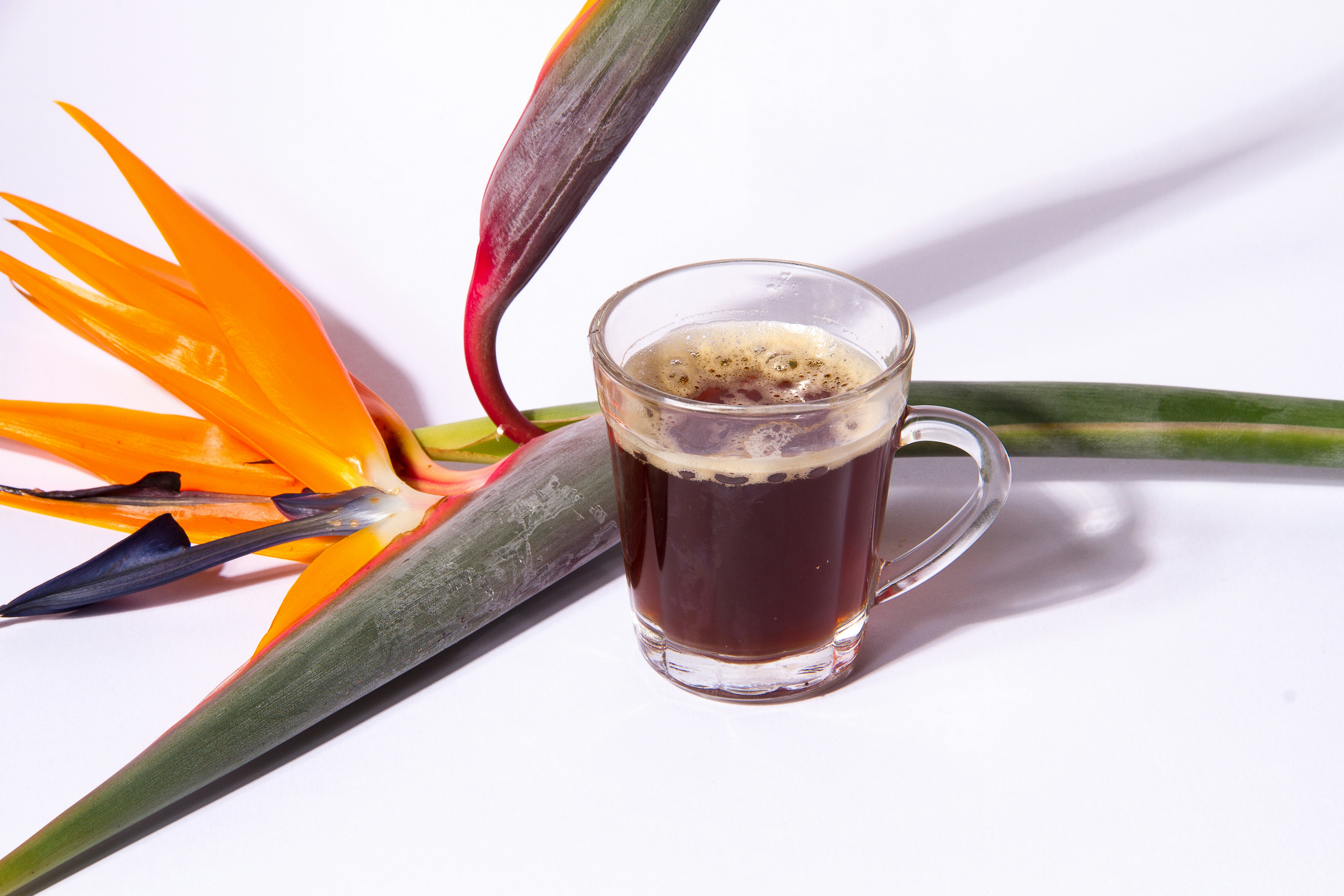 una tazza di caffè seduta sopra un tavolo