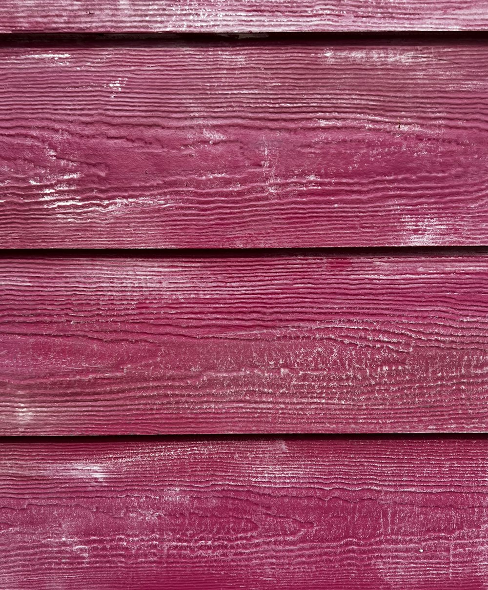 Un primer plano de una pared de madera rosa