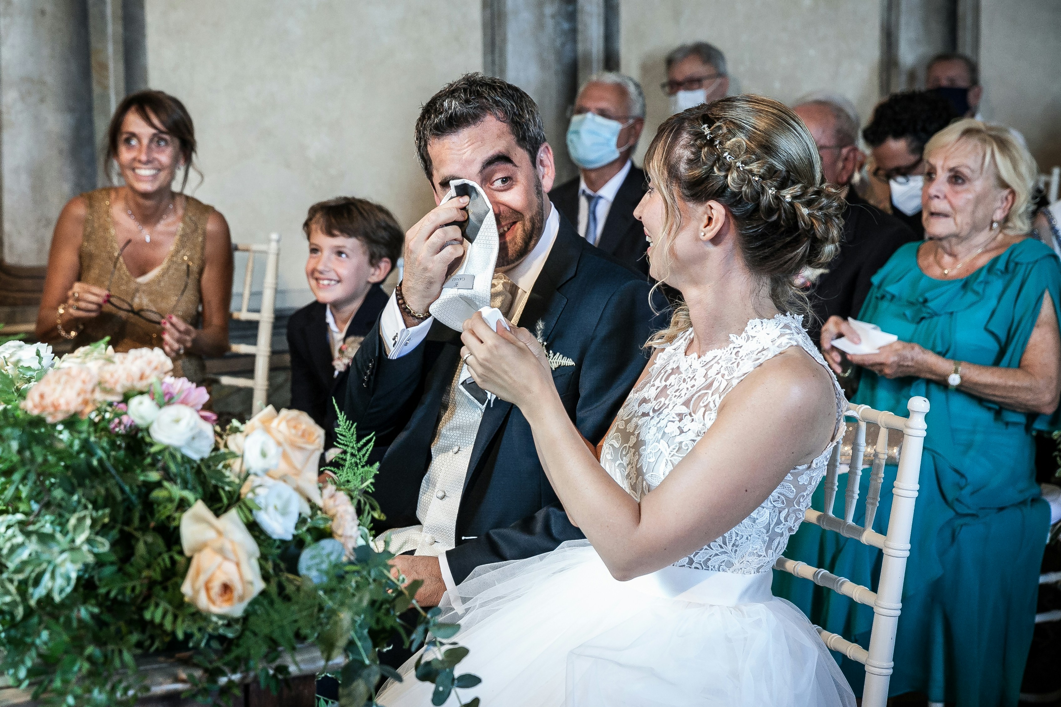 uma noiva e um noivo estão tirando fotos um do outro