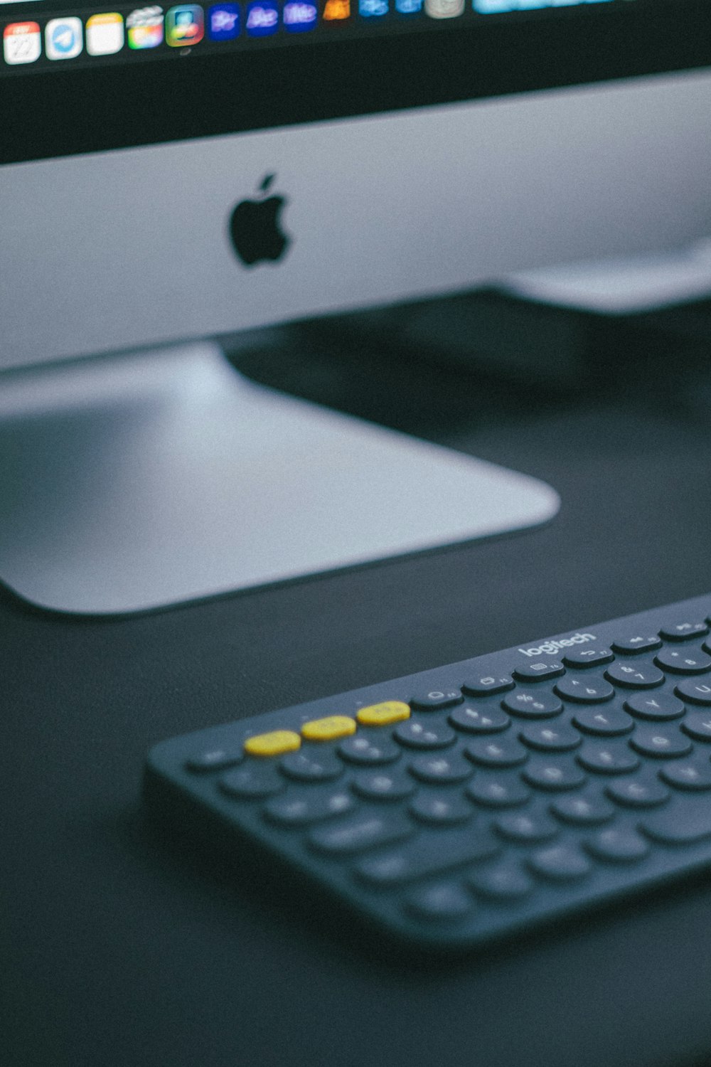 Un teclado de computadora sentado junto a un monitor