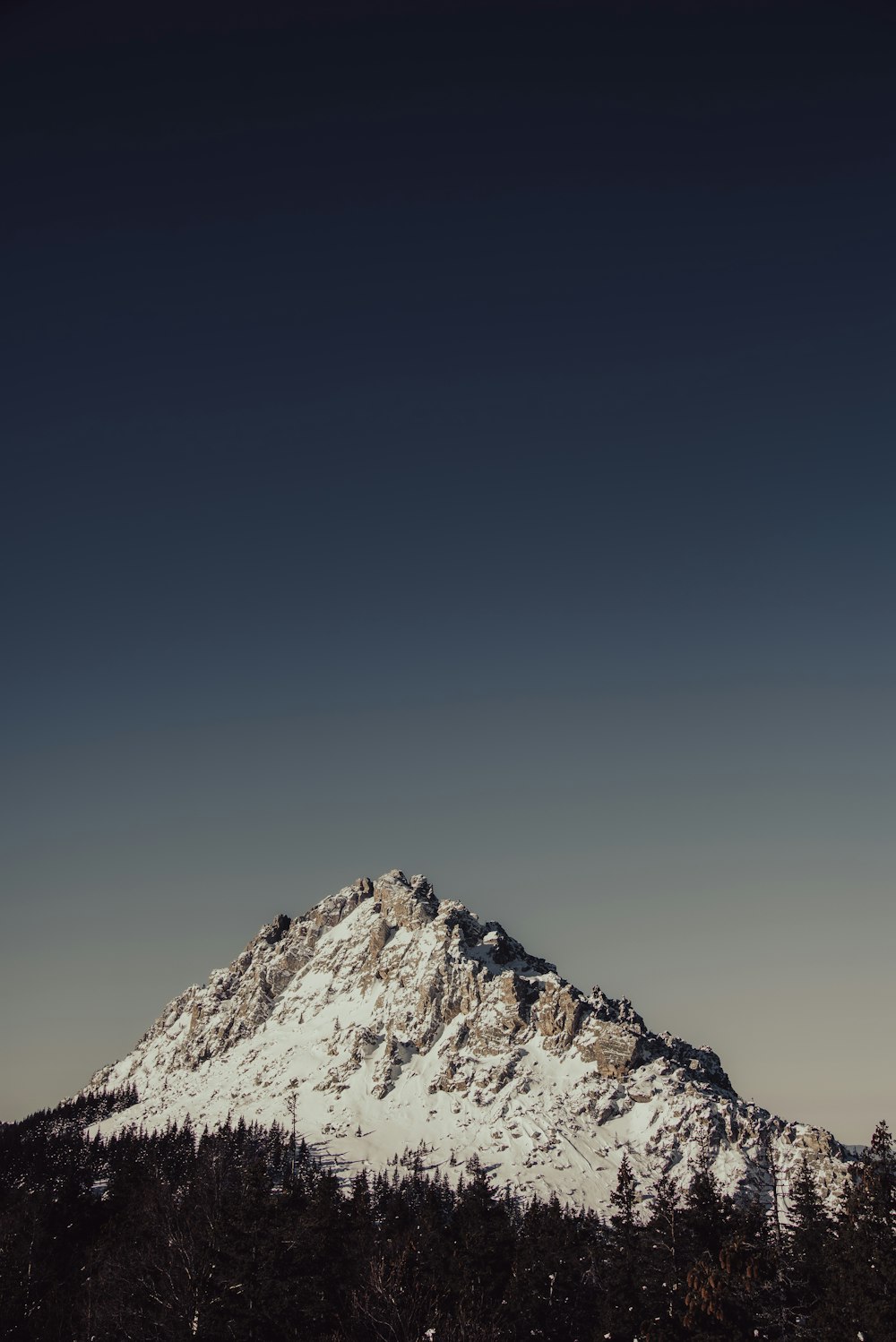 une montagne enneigée