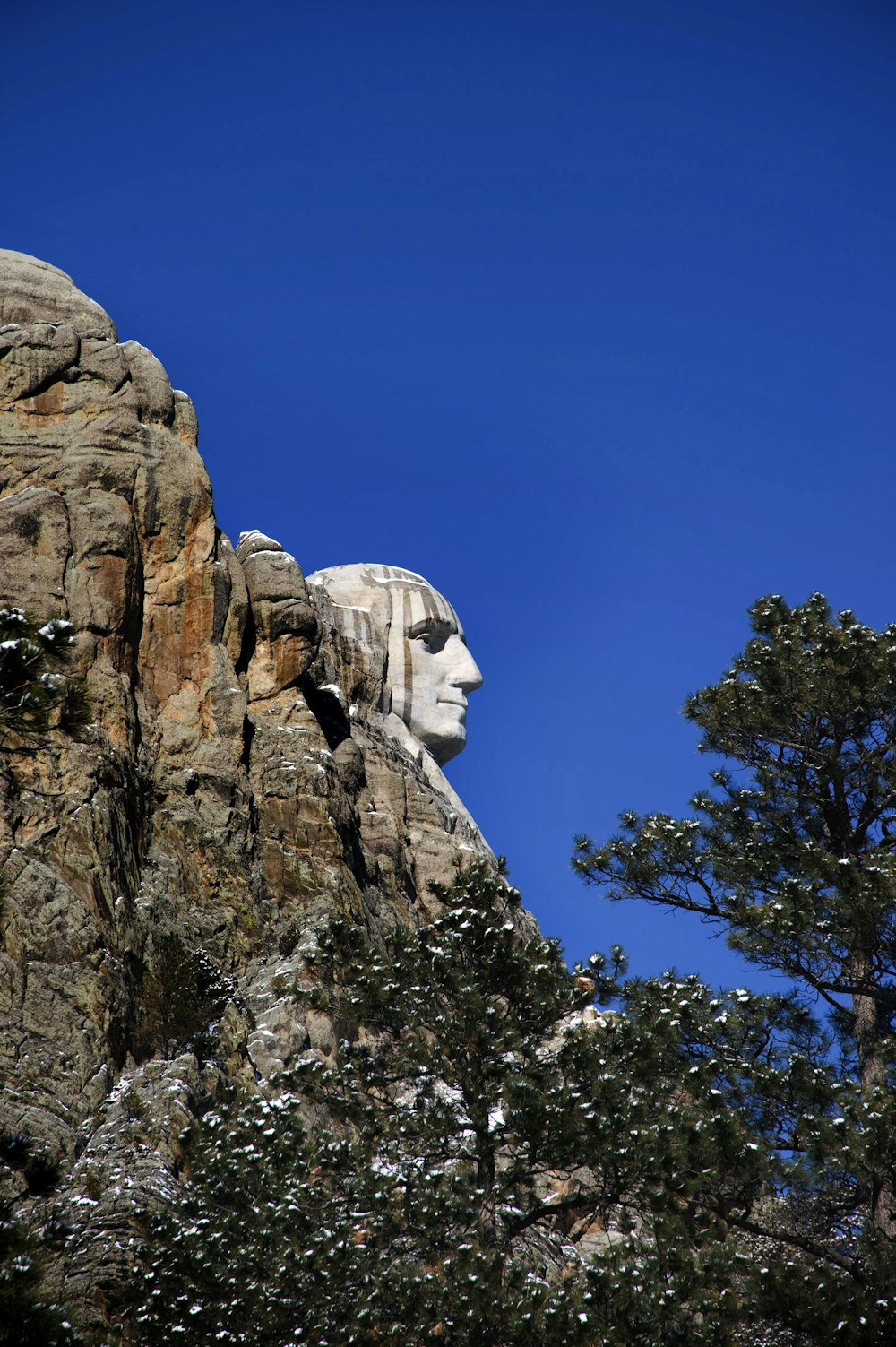 Una estatua de Abraham en la cima de una montaña