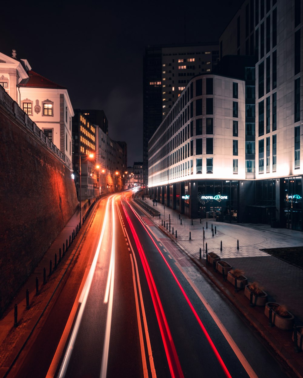 uma longa exposição de uma rua da cidade à noite