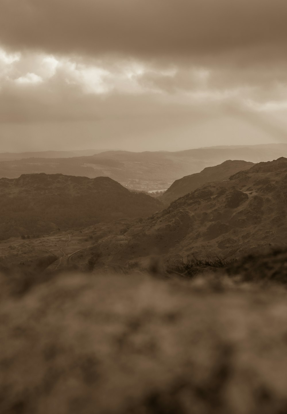 Una foto en blanco y negro de una cadena montañosa