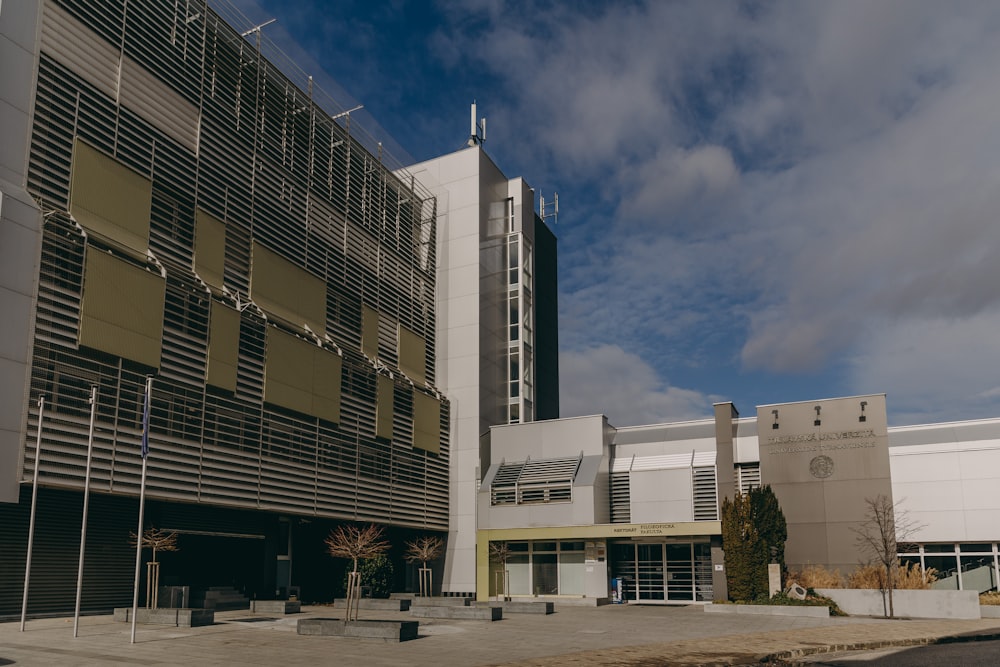 Ein hohes Gebäude mit einer Uhr an der Seite