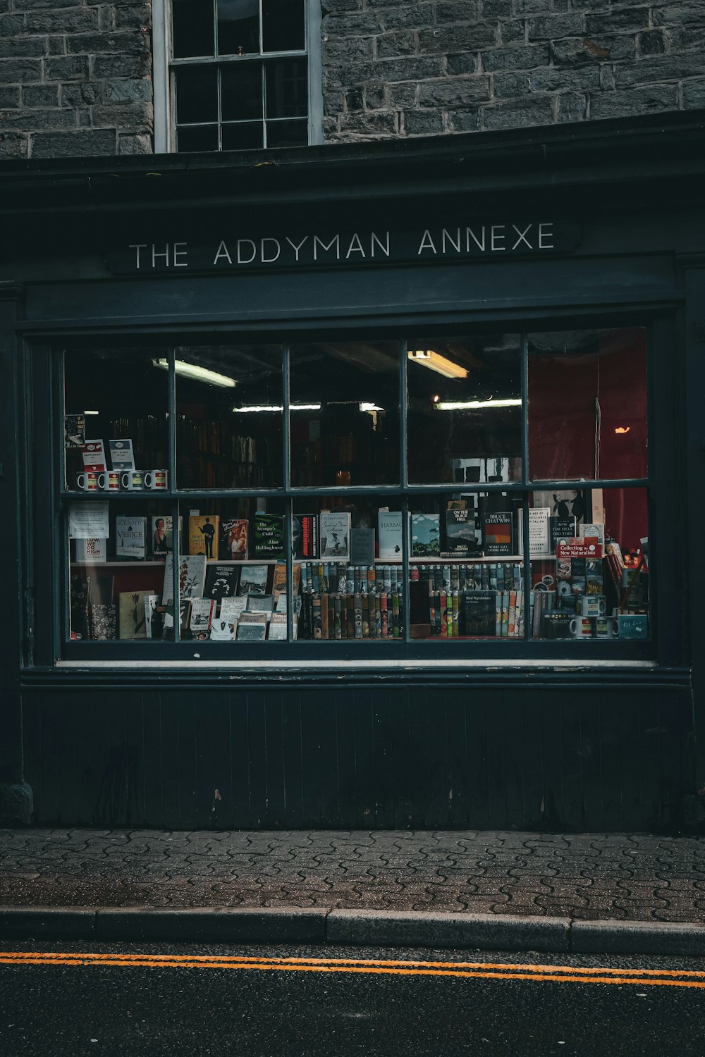 Die Vorderseite eines Buchladens in einer Stadtstraße