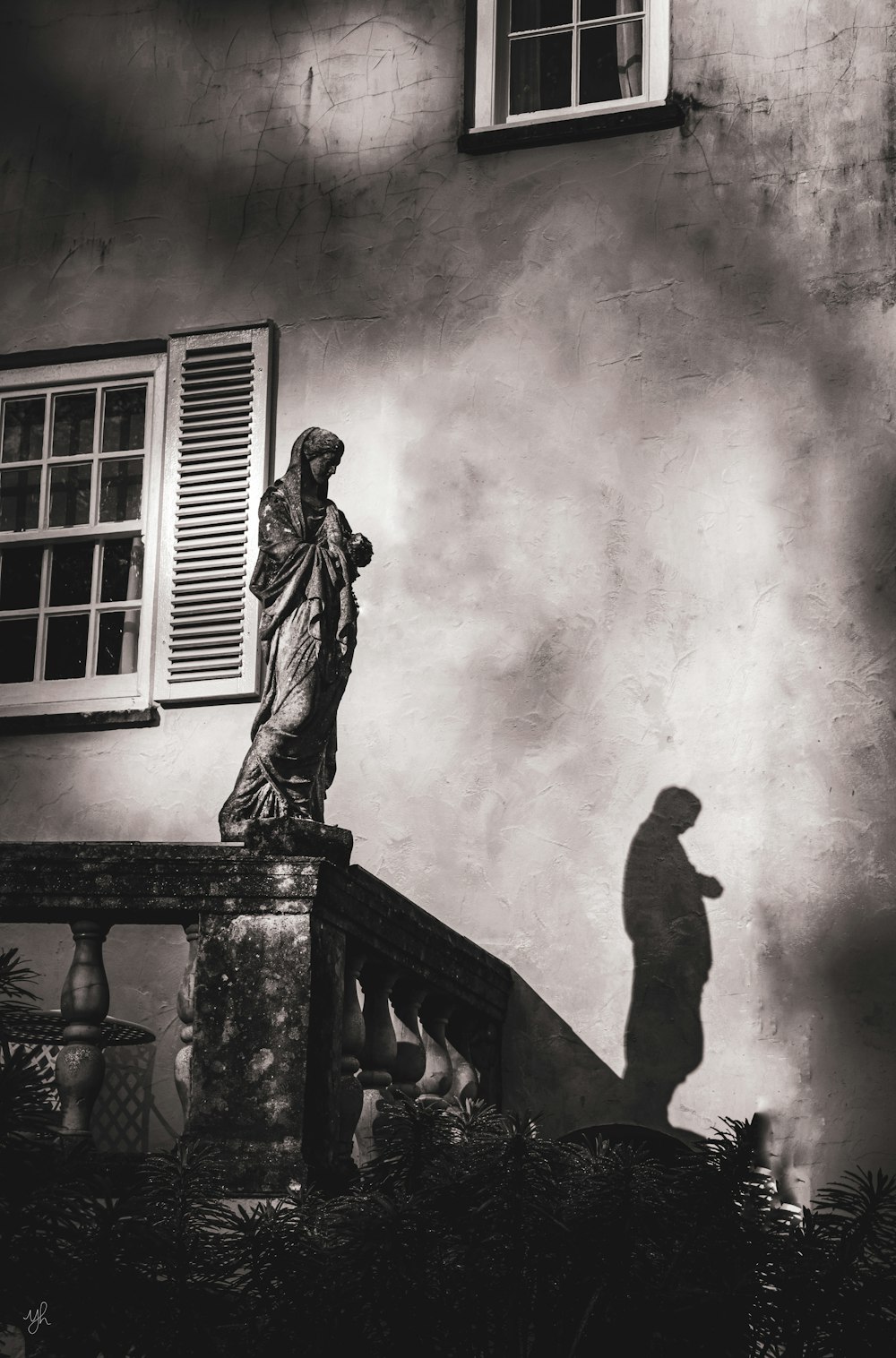 une photo en noir et blanc d’une statue devant un bâtiment