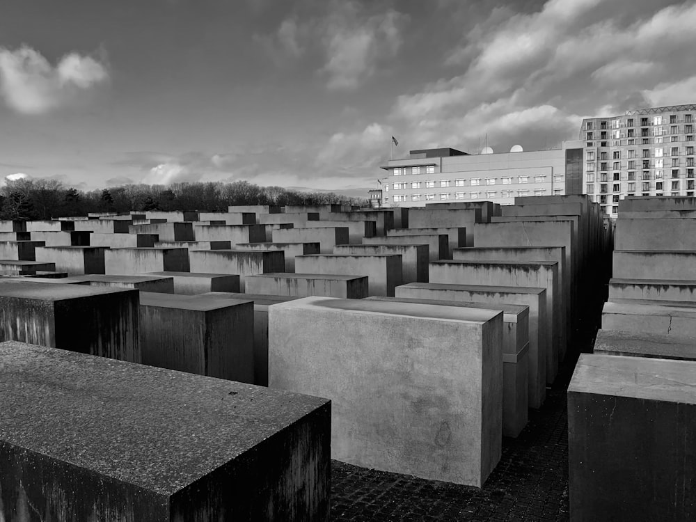 Una foto in bianco e nero di un cimitero