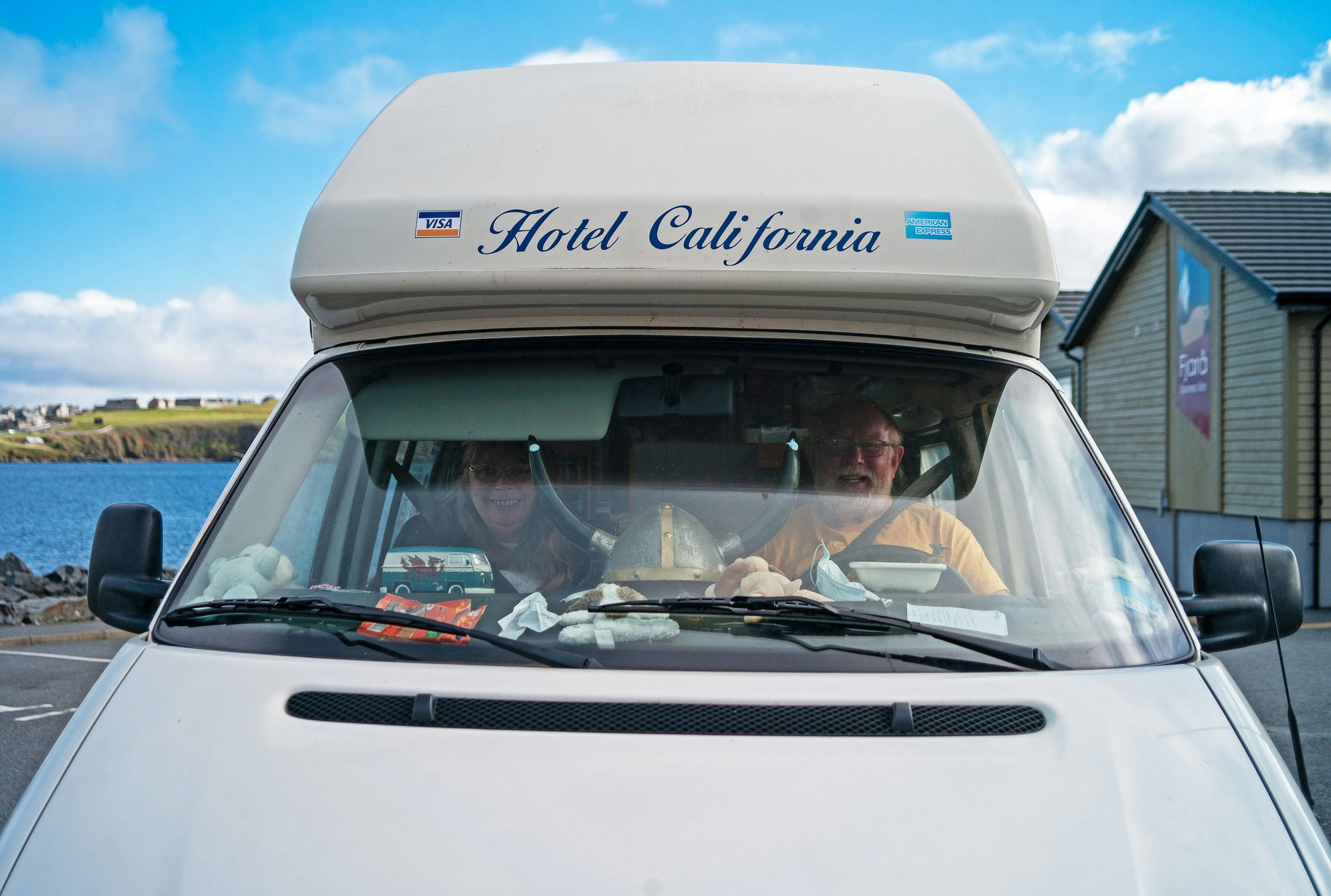 ein paar Leute, die in einem Auto sitzen