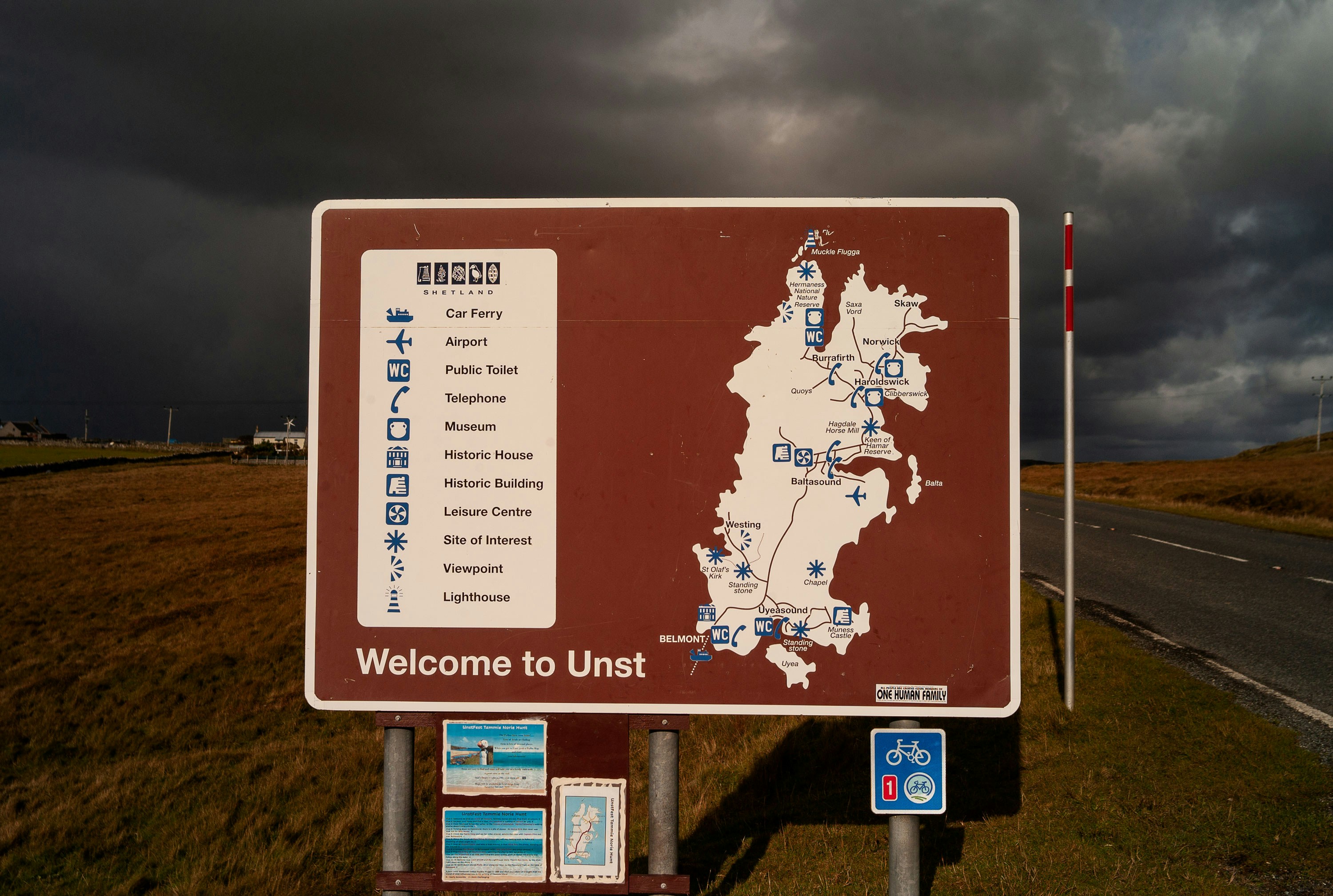 ein Schild am Straßenrand mit einer Karte darauf