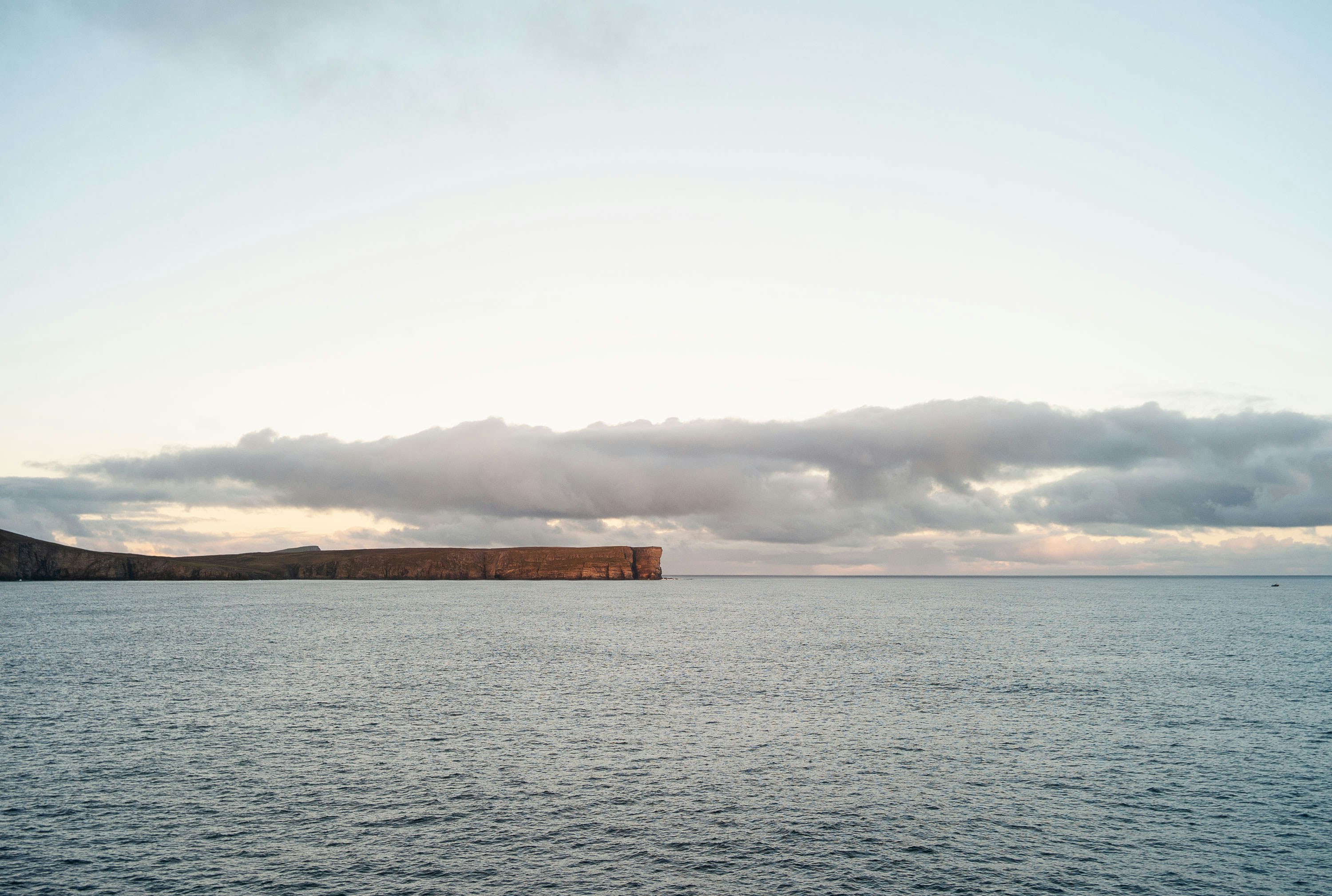 Ein großes Gewässer unter einem bewölkten Himmel