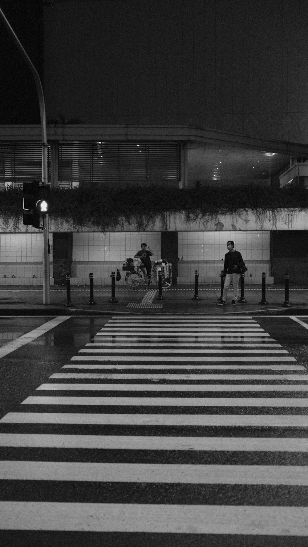 Une photo en noir et blanc d’un homme assis sur un banc