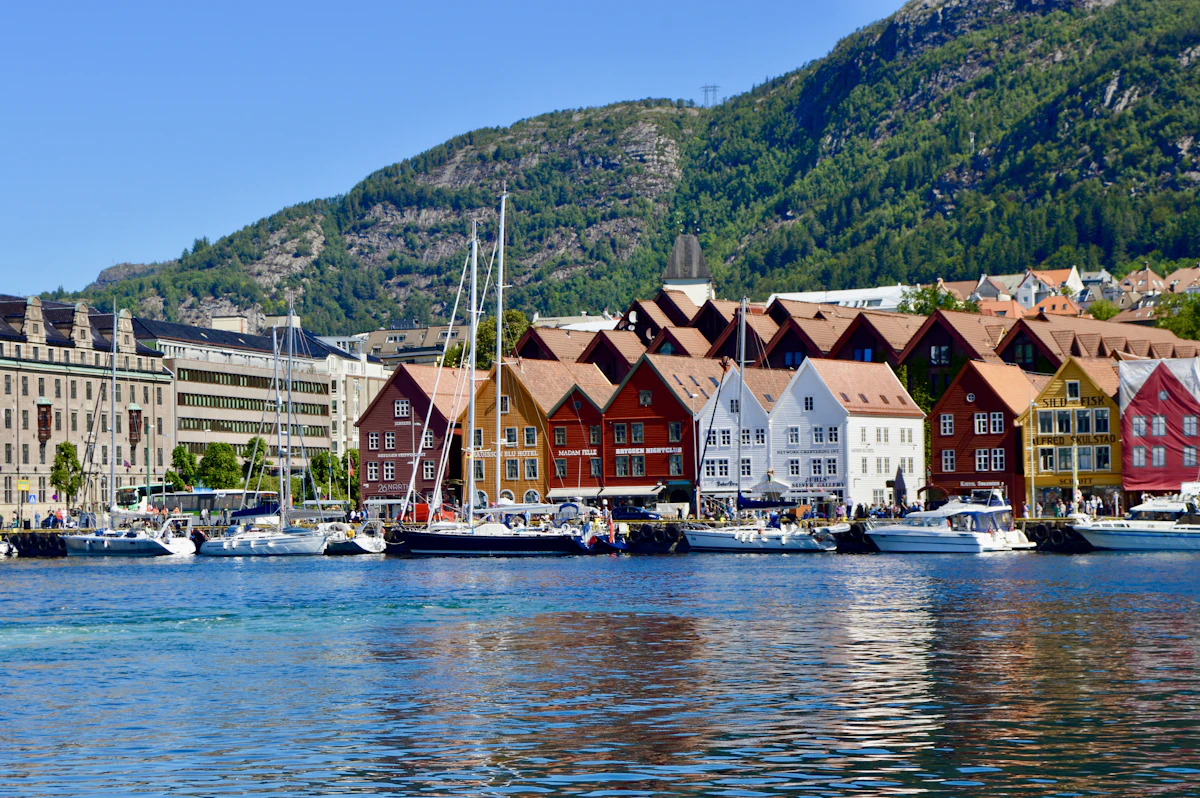 Seilbåter foran bryggen i Bergen