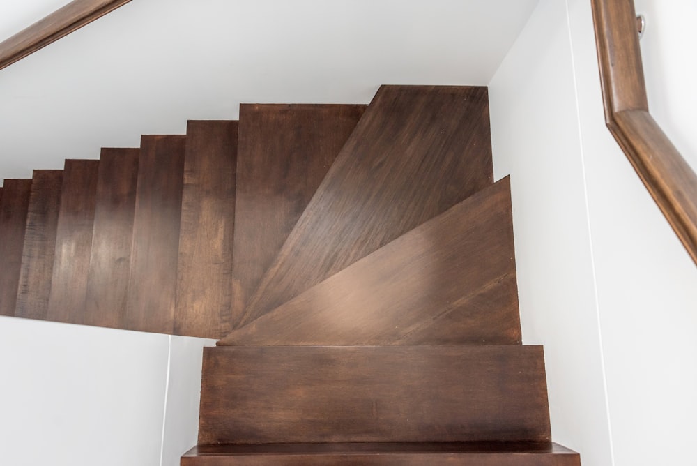 une cage d’escalier avec un design en bois