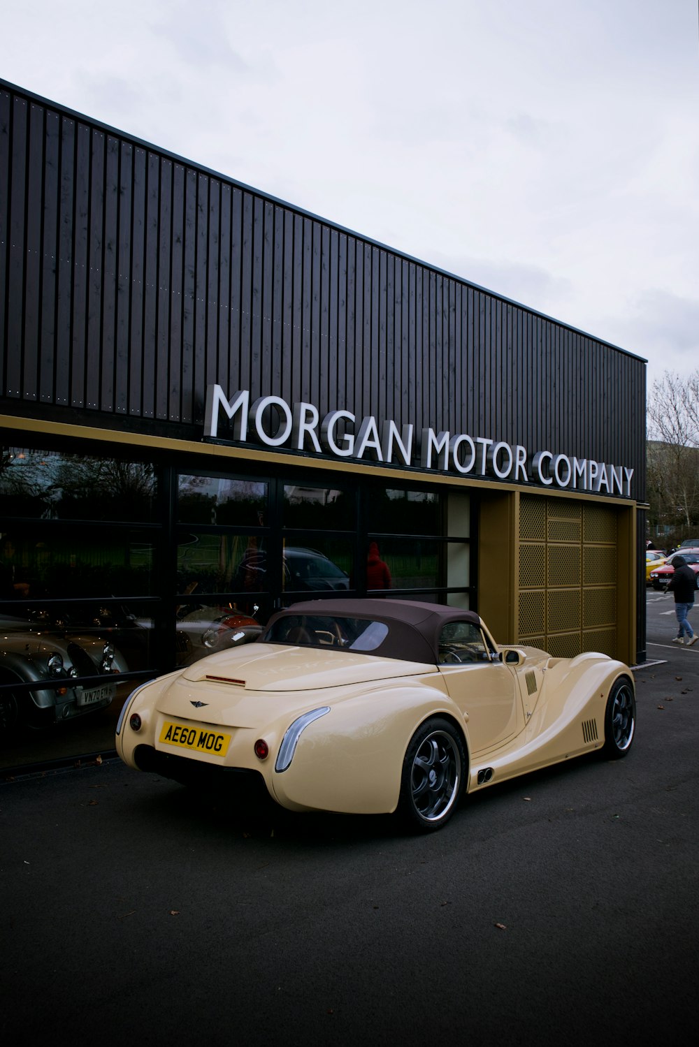 Ein Auto, das vor einer Morgan Motor Company geparkt ist