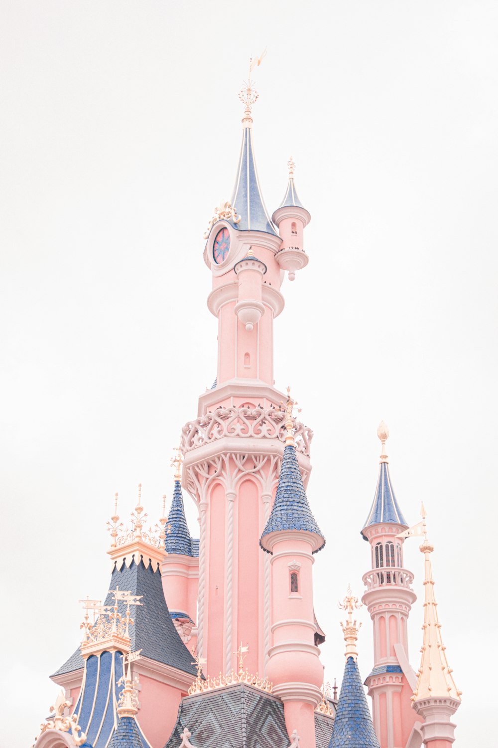 Ein rosa-blaues Schloss mit einer Uhr darauf
