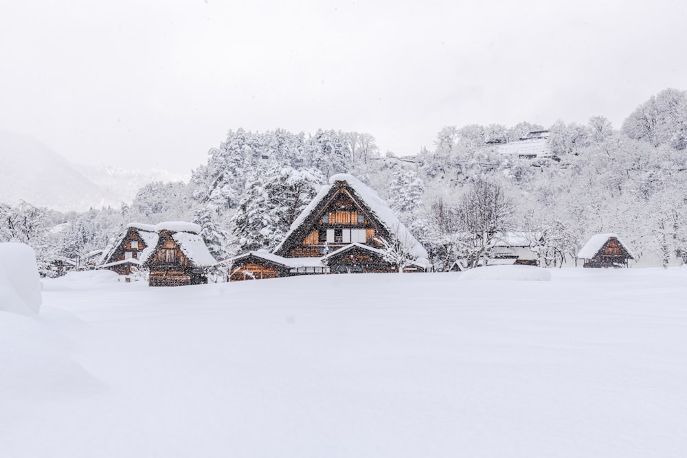 ein schneebedeckter Berg mit einem Haus im Vordergrund
