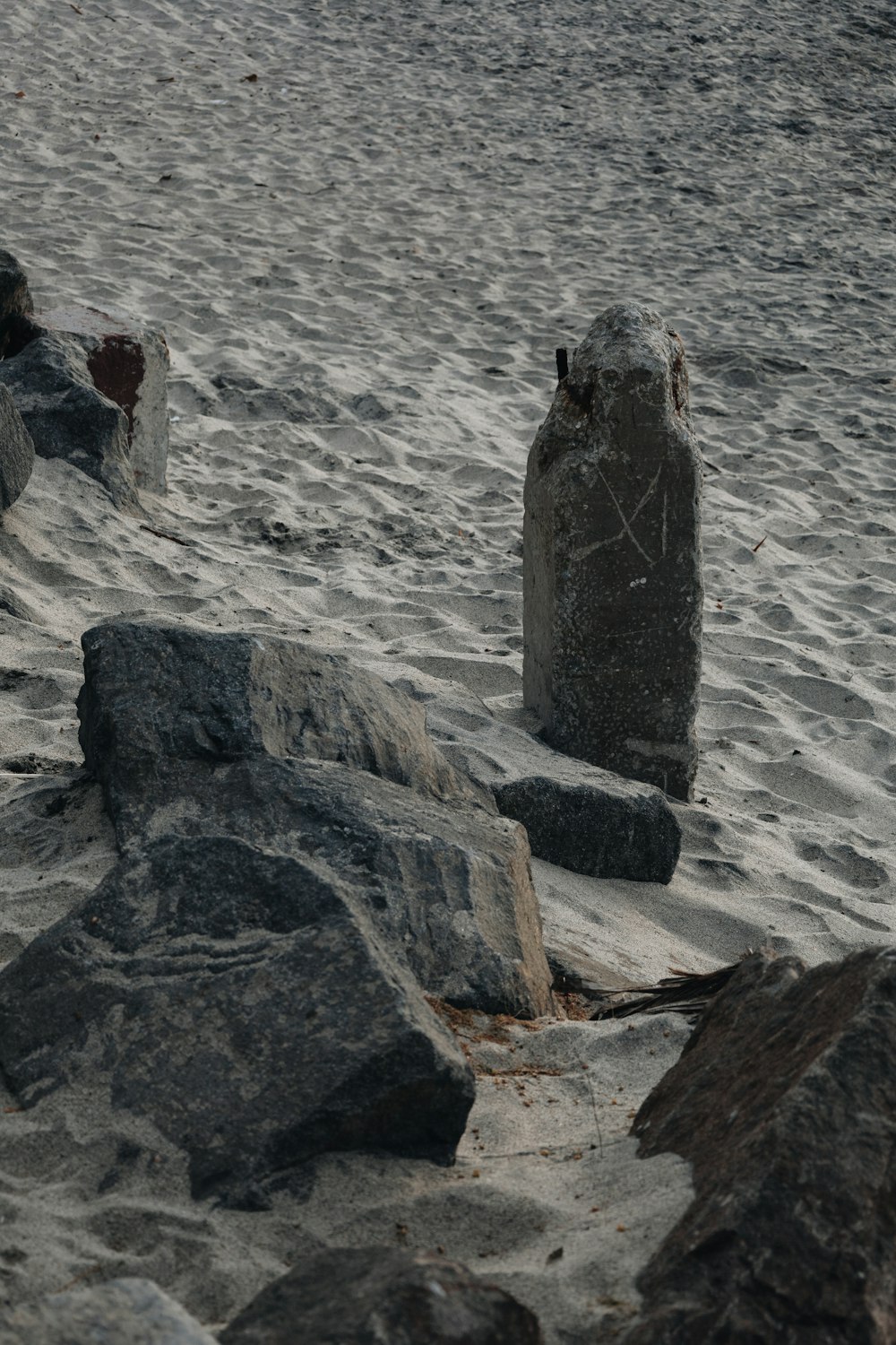 砂浜の上に座っているいくつかの岩