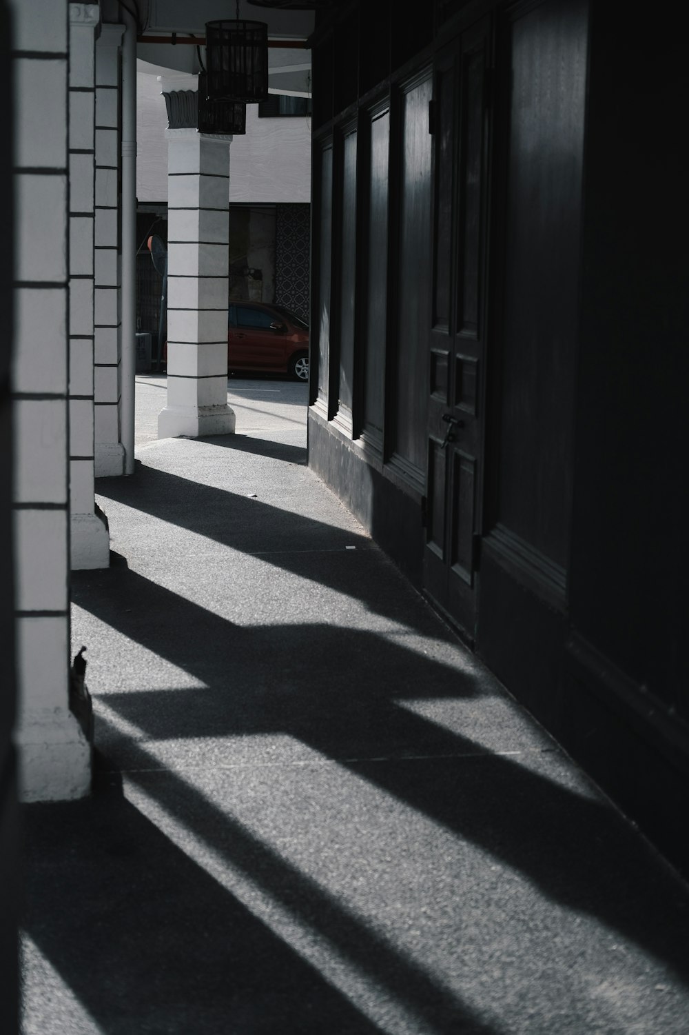 Una foto in bianco e nero di un corridoio