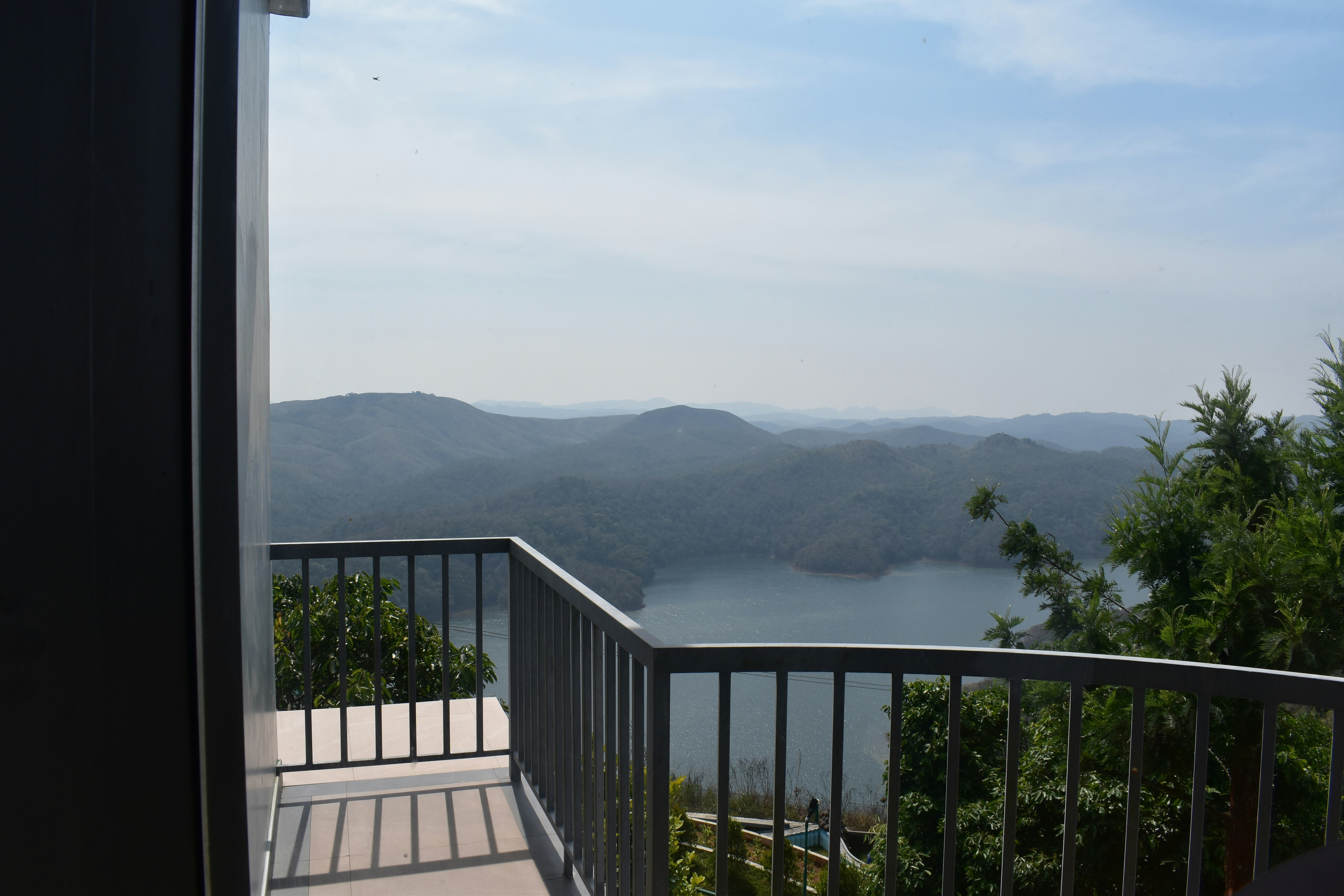 un balcón con vistas a un lago y montañas