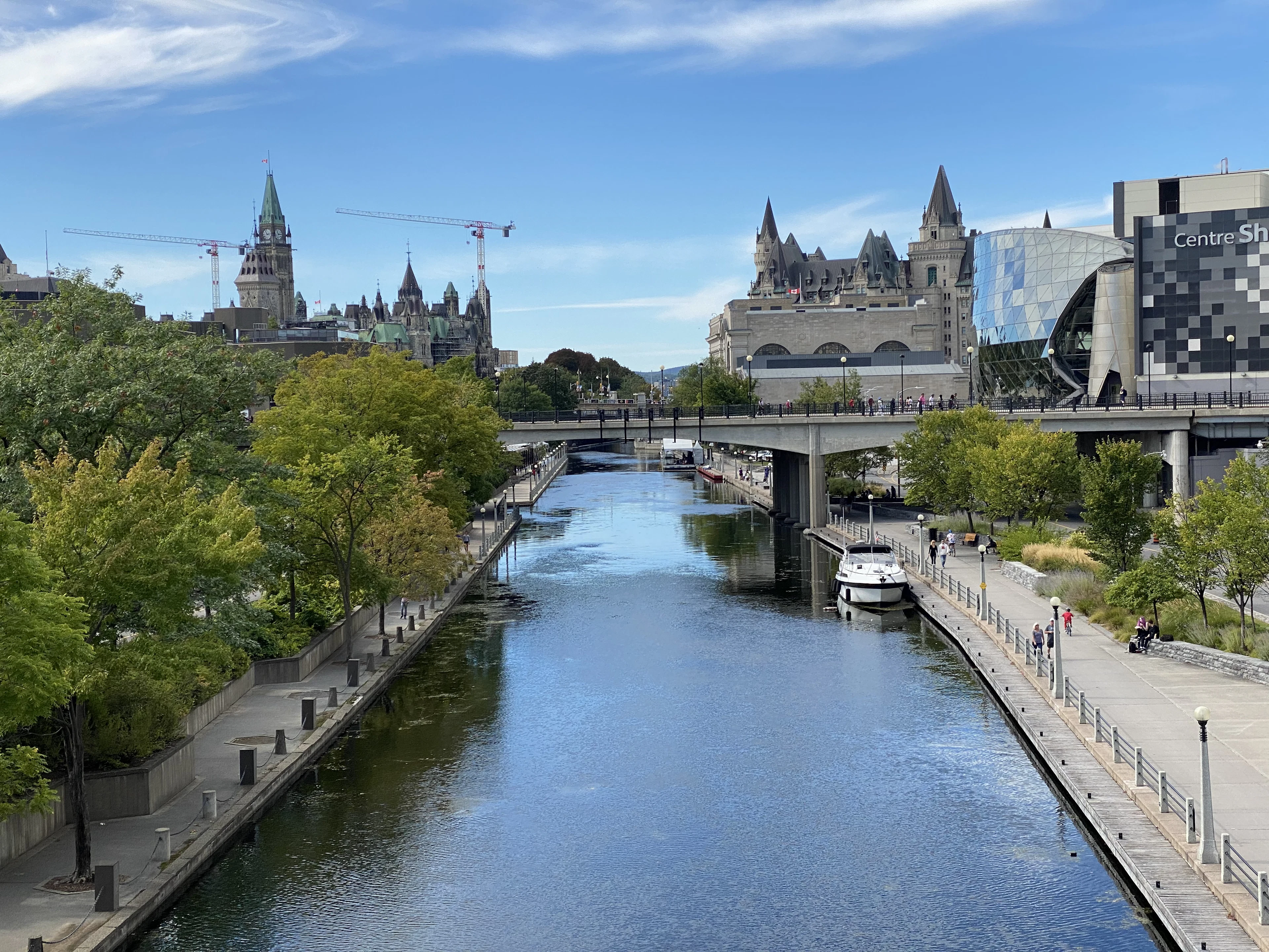 Le canal Rideau bordé d’immeubles au centre-ville d’Ottawa, vu depuis l’avenue Laurier