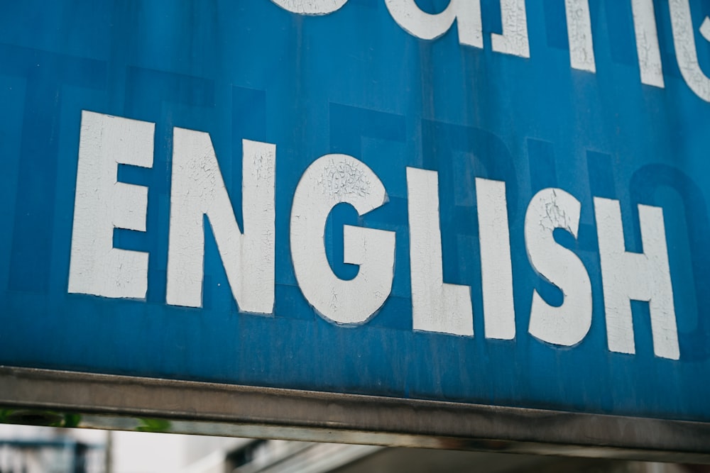 Un primer plano de un letrero azul con letras blancas