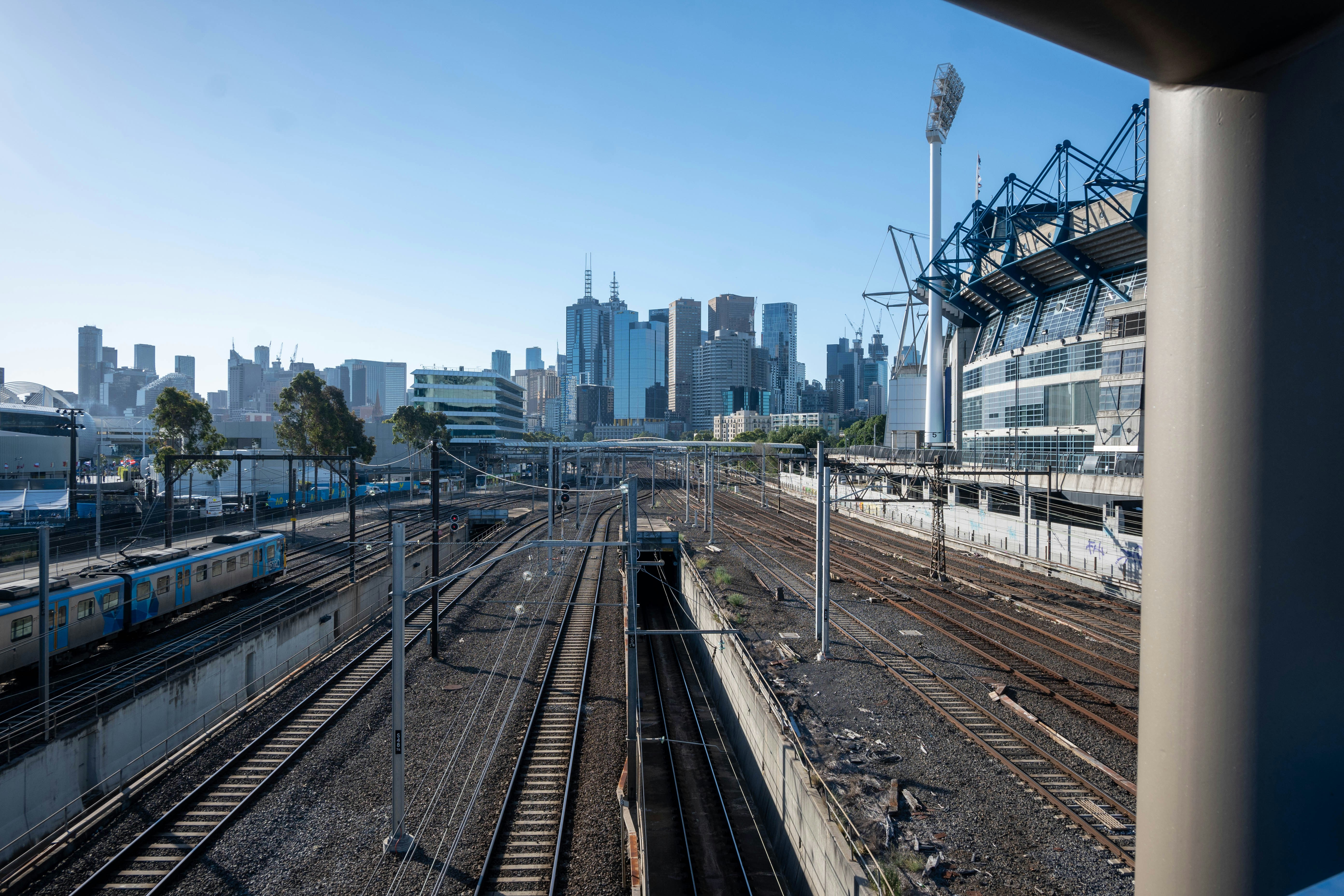 駅から街を望む