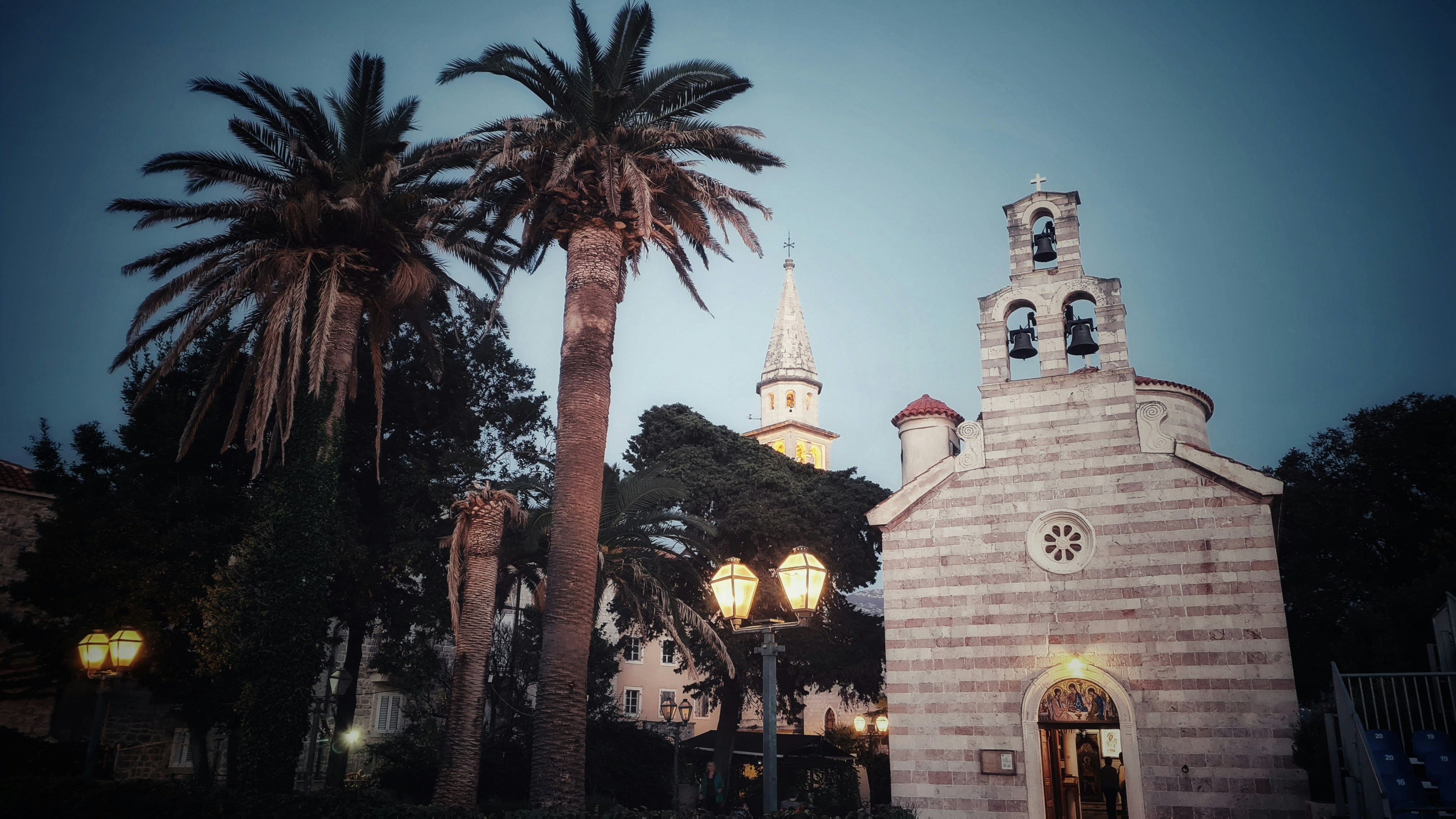 Architecture charmante d une église avec clocher à côté d un palmier