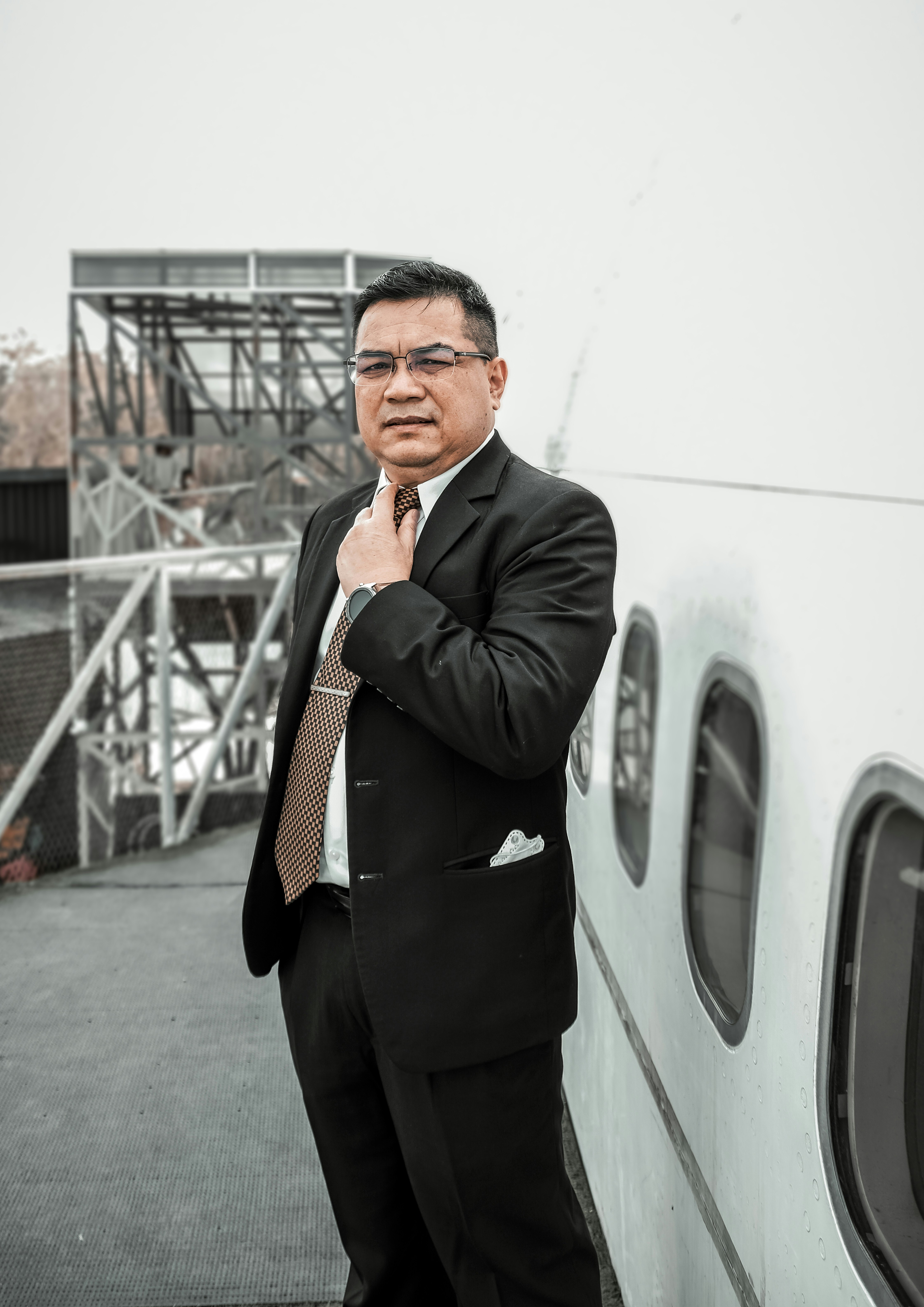 A man in a suit leaning against a wall photo – Free Man Image on Unsplash
