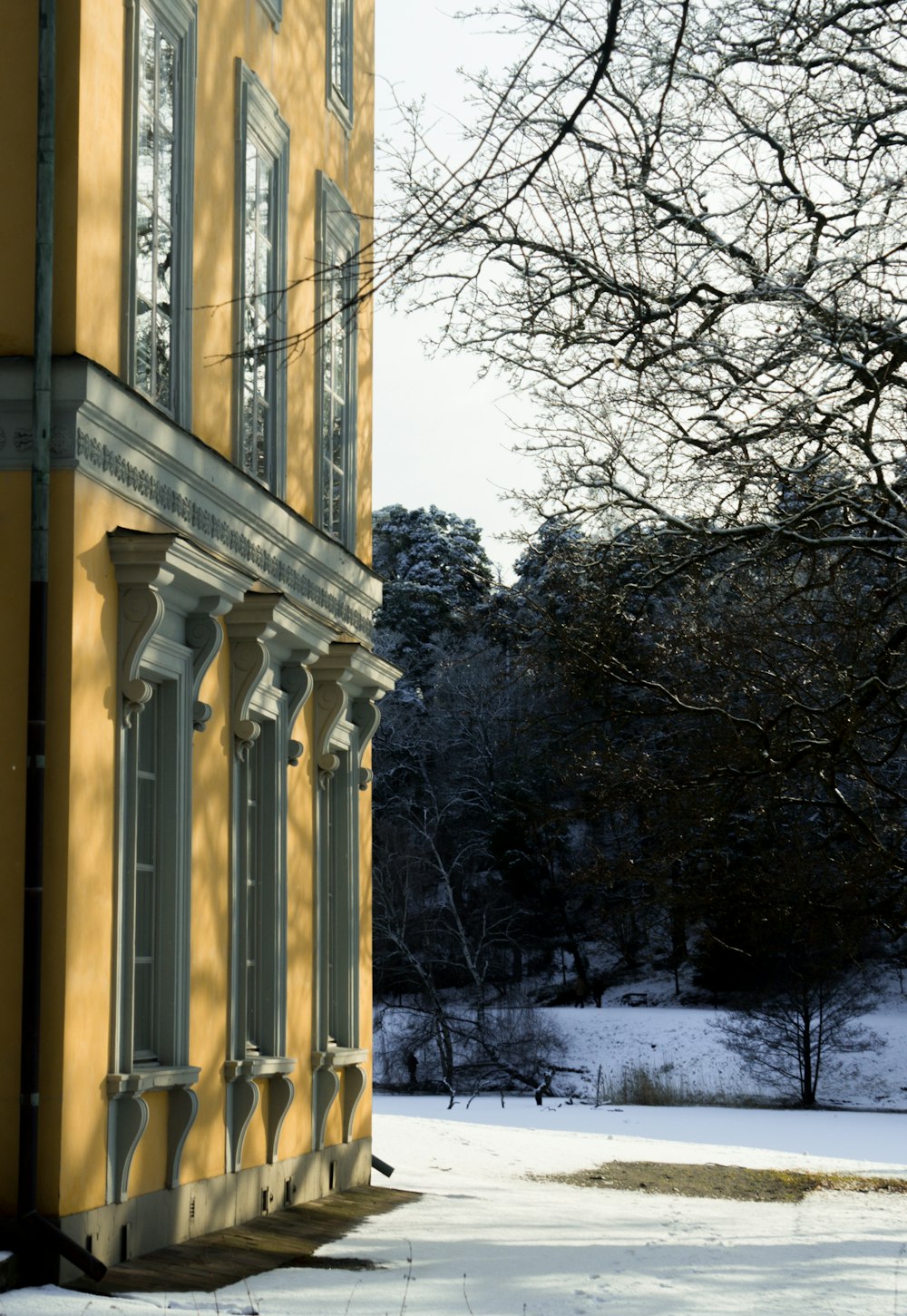 un edificio giallo con un orologio sul davanti