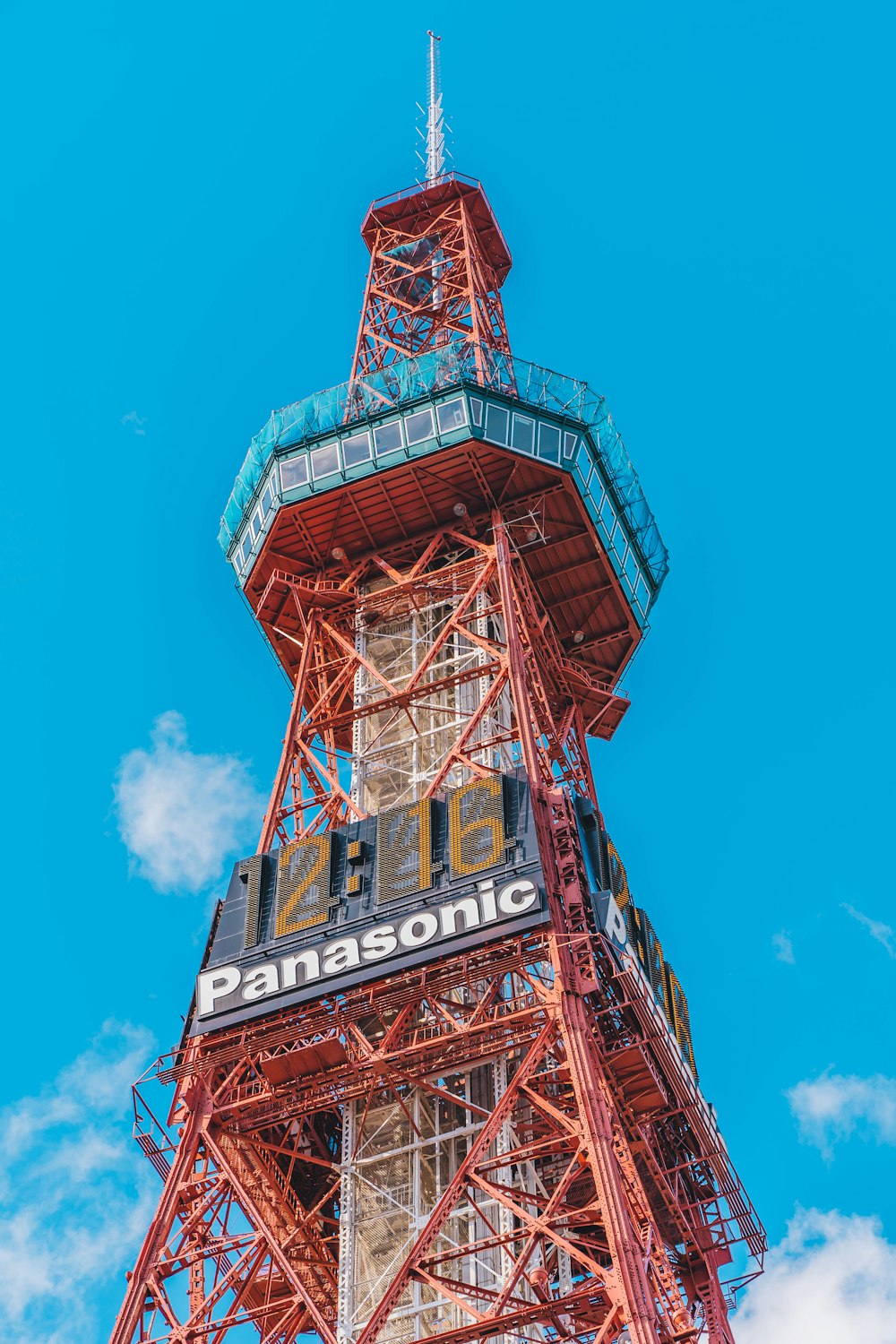 uma torre alta com um sinal no topo dela