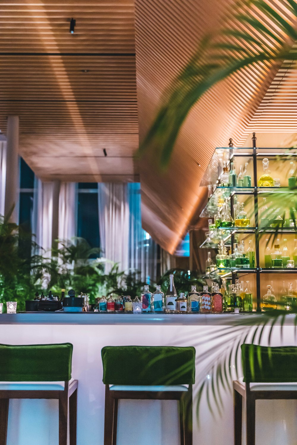 una mesa de comedor frente a una ventana